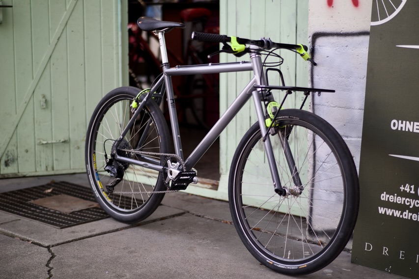 I’m part of the 90s MTB revival Game! This is a KRISTAL Aluminium MTB from the 90s that needed some TLC. Hehe…
Fork handmade, powdercoated frame and fork and exept the MAGURA brakes, headset, wheels and seatpost all parts brandnew! Thanks Phil for the opportunity! I just couldn’t stop myself again 🙈😊