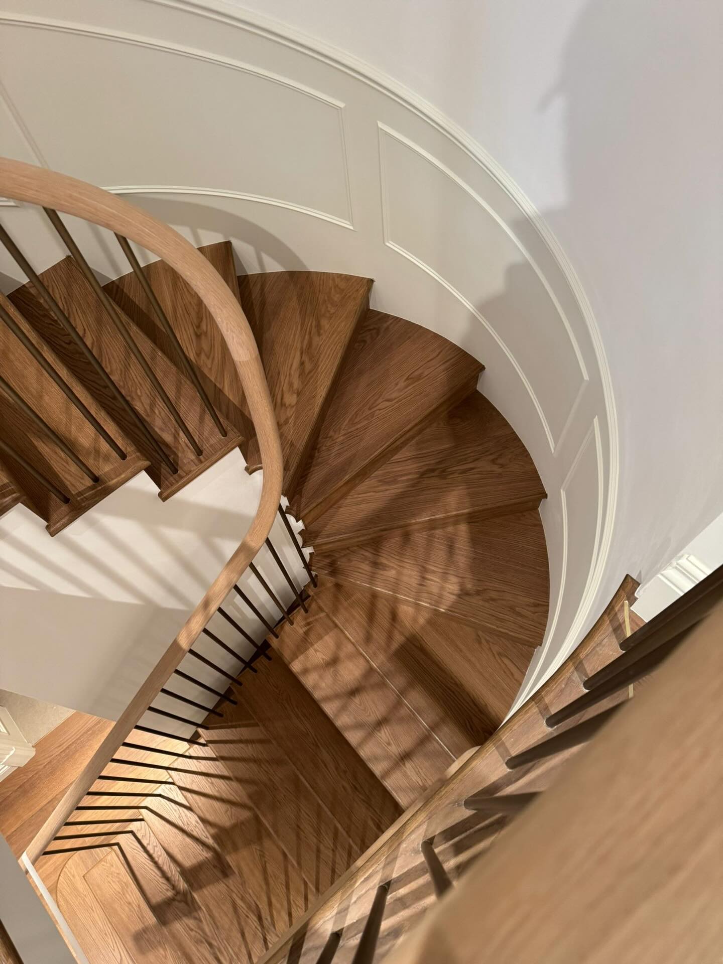 This staircase was expertly finished to enhance the natural character of the wood while delivering a smooth, durable surface built to last.
Flowing lines, rich timber tones and a flawless finish.
It now brings warmth and elegance to the heart of the home 🏠 ✨