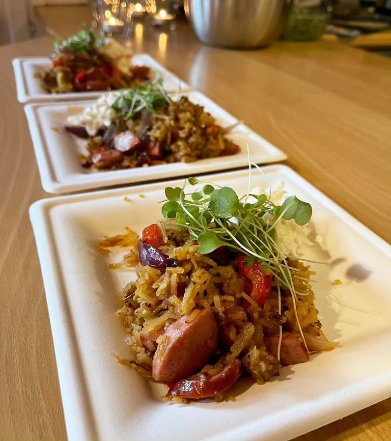 Perunaruoka-annoksia valmistettiin Open Day tapahtumassa enemmän kuin koskaan! Olisiko tehty kävijäennätys?🤩 Tällä kertaa tarjolla oli Pohjolan perunan Perunahippua! Hippu, poromakkara ja kasvikset olivat lyömätön yhdistelmä! Kiitos @rootyfoods raaka-aineista ja kiitos ruuan valmistuksesta vastanneelle @hannuksenpiilopirtti 😋 #OPENDAY2023 #peruna #uusilempiruokani #seoliperunaa