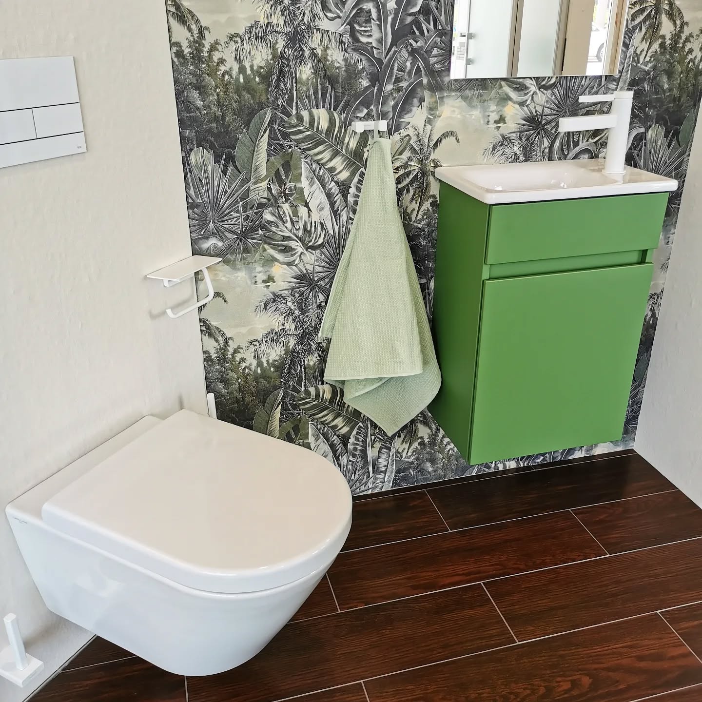 Grün, grün, grün sind alle meine Möbel, ..., weil mein Schatz ein Jäger ist. 🟢🎶
Egal ob ihr zusammen mit einem Matrosen 🔵, Reiter 🔴 oder Schornsteinfeger ⚫ Euer Bad einrichtet. - Unsere Badmöbelhersteller können mittlerweile viele ihrer Produktserien in beliebigen Farben produzieren. So gelingt es beispielsweise in kleinen Bädern ansprechende Akzente durch eine bewusste Farbauswahl zu setzen.
Überzeugt Euch gerne selbst davon und vereinbart einen Beratungstermin in unserer Ausstellung. ☎️
Die Gestaltungsmöglichkeiten von Badmöbeln kennen derzeit kaum mehr Grenzen.
.
#gittfried #karlsfeld #ausstellung #baddesign #waschplatz #waschtisch #badmöbel #farbe #farbeimbad #design #badezimmer #gästewc