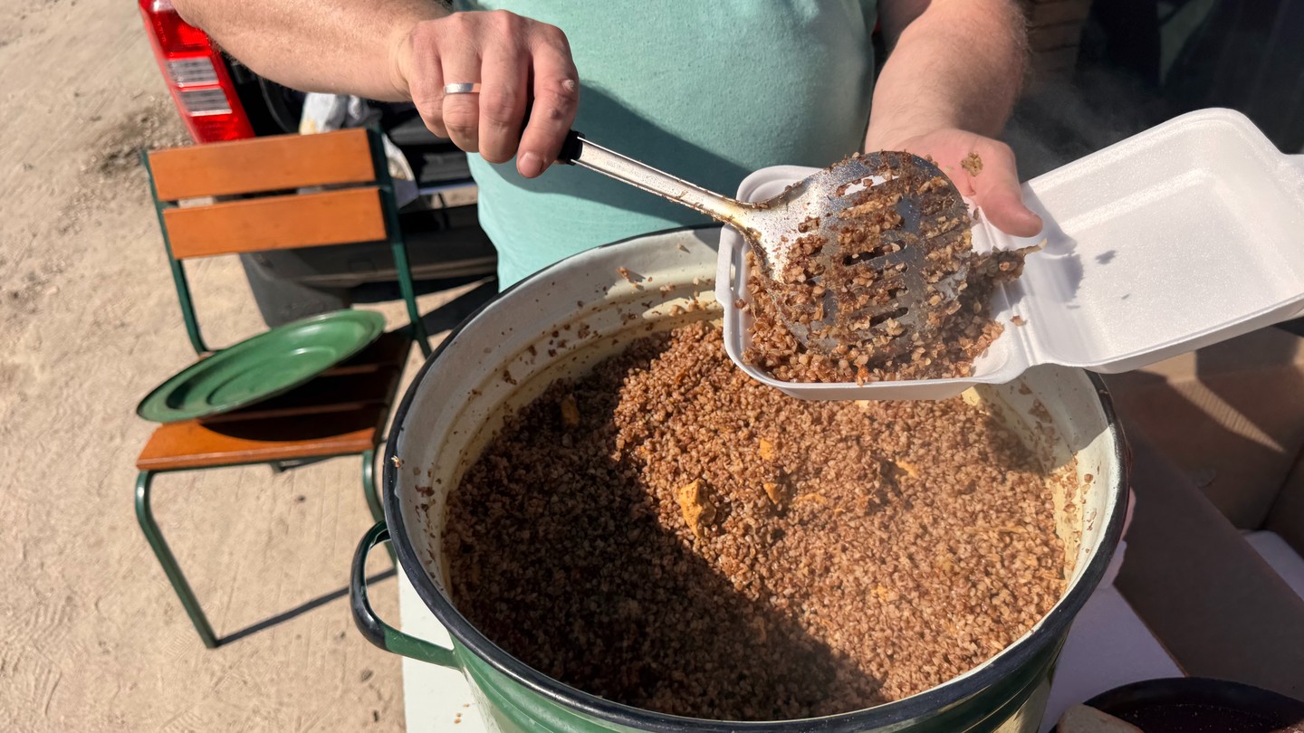 A warm plate can change a day — and a life. Today’s blog shows how community hot meals deliver nutrition, dignity and connection for people facing food insecurity. Read practical steps to start or support a meal program, plus menu ideas, volunteer roles and partnership tips. Link in bio to learn how you can help turn meals into hope. 🍲🤝❤️
#CommunityMeals #EndHunger #VolunteerLocal #FoodSecurity #GiveBack #CommunitySupport #FeedHope #NonprofitWork