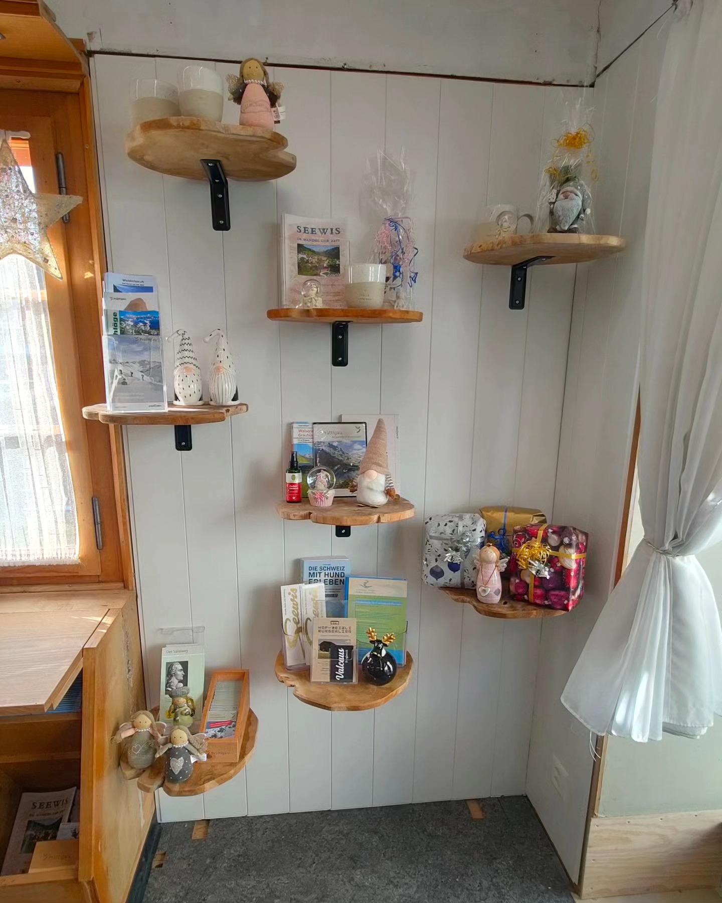 🔸🔶🔸Veränderung🔸🔶🔸
Eine kleine Ecke weiter!
Zwar noch nicht perfekt, geschweige denn fertig, aber bereits fleissig von unseren Wichteln und Engeln bewohnt. 😄
Ein wenig Veränderung wird sichtbar, tut gut, wirkt erfrischend anders. Die Baumscheiben aus FSC zertifiziertem Teakholz sind Unikate und passen perfekt in unseren Laden, der - wie wir finden - auch ein einzigartiges Unikat ist. 🥰
Der Chef-Wichtel hat sich auf und davon gemacht und sich ein gemütliches Plätzchen im Schaufenster eingerichtet. Der Rest unserer Wichtelfamilie ist aber gut vertreten und freut sich auf deinen Besuch. 😁
#umbau #teakholz #neuewand #wichtelfamilie #seewis #seewistourismus #bazar_seewis