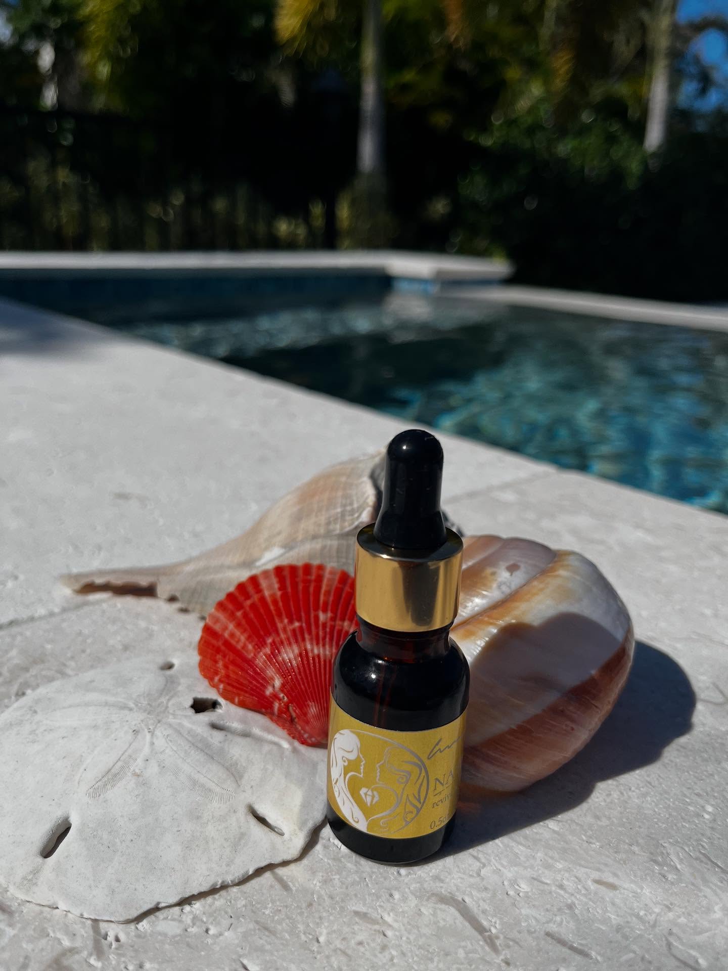 Self-care isn’t luxury. It’s remembrance. 🌿✨
Rituals bring us back into the body, the breath, the present moment. A quiet tea, a few deep breaths, a slow skincare routine — these small acts tell your nervous system:
I am safe. I am worthy. I matter.
When self-care becomes daily devotion instead of last-minute rescue, your whole life shifts. You stop abandoning yourself. Your energy softens. Your glow returns — from self-respect, not exhaustion.
Skincare is more than skin deep. It’s touch, presence, intention.
When you massage your face slowly…
breathe in natural plant scents…
look in the mirror and say “I love you”…
you’re rewiring how you relate to yourself and supporting your skin’s healing. Facial massage boosts circulation, supports lymphatic drainage, reduces puffiness, and helps the skin repair. Plant ingredients calm inflammation, strengthen the barrier, and restore balance — that’s real glow. ✨
That’s why Urban Witches was created as ritual, not just skincare.
A few sacred minutes, morning and night, to return to yourself.
Ready to turn your routine into a ritual? Your skin (and soul) will feel the difference. 🌙✨
#selfcareritual #holisticskincare #naturalskincare #ritualbeauty #UrbanWitches