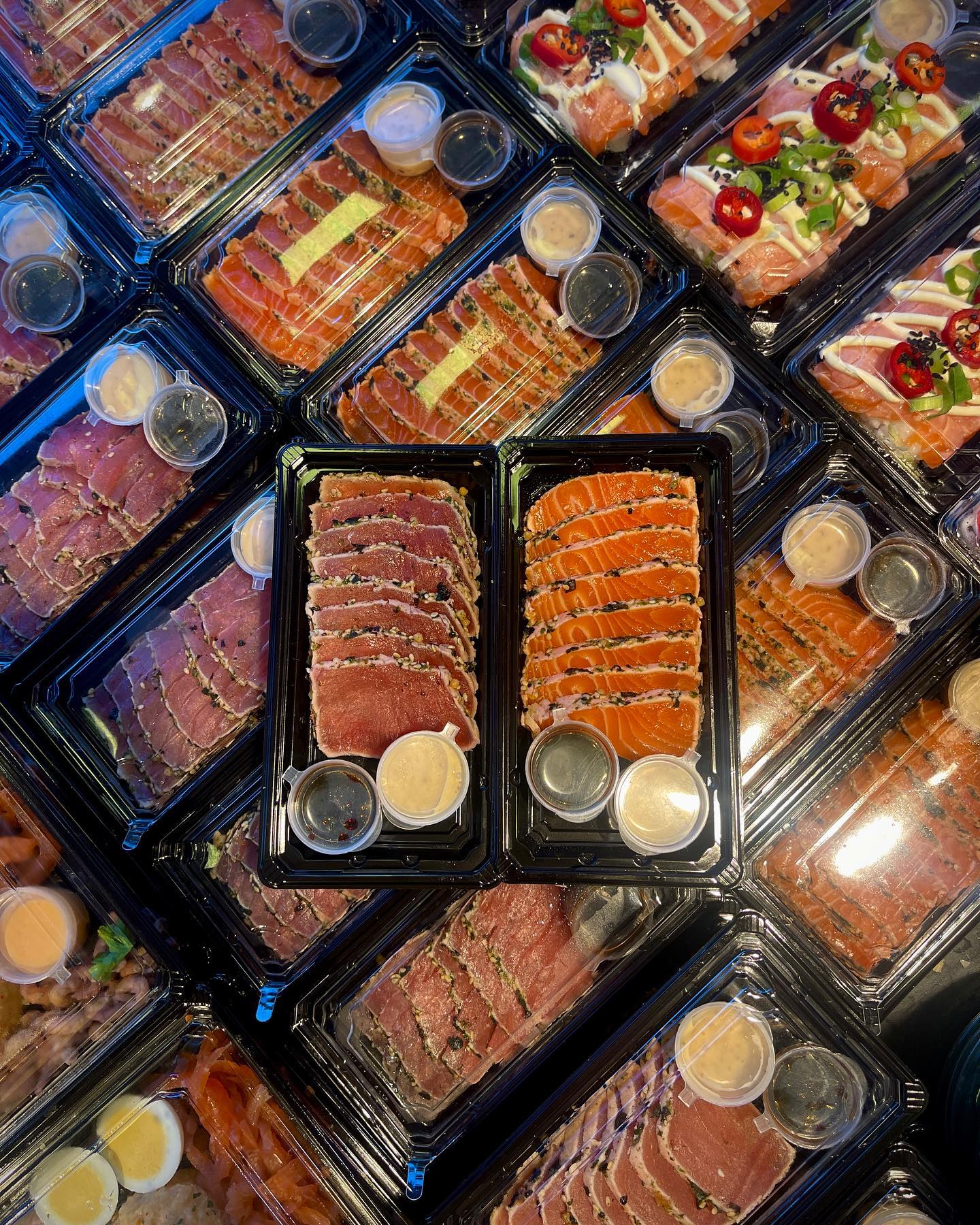 De favoriet! ๐คฉ
Onze zalm en tonijn tatakiโs! Heerlijk voor bij de borrel of als voorgerecht. ๐
We zijn vandaag te vinden in:
๐Houten
๐Scherpenzeel
#tataki #zalm #tonijn #sashimi