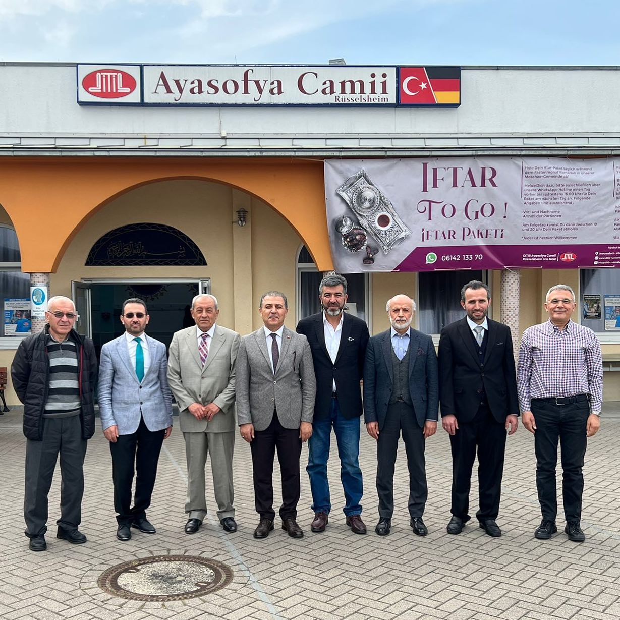 Diyanet İşleri Başkanlığı I.Hukuk Müşaviri sayın Selami AÇAN hocam ve bölgemiz Din hizmetleri Ateşesi sayın Sıddık YILDIRIM beylerin cemiyetimizi ziyaretleri bizleri ziyadesiyle memnun etmiştir. Nazik ziyaretlerinden dolayı
kendilerine teşekkür ediyoruz.