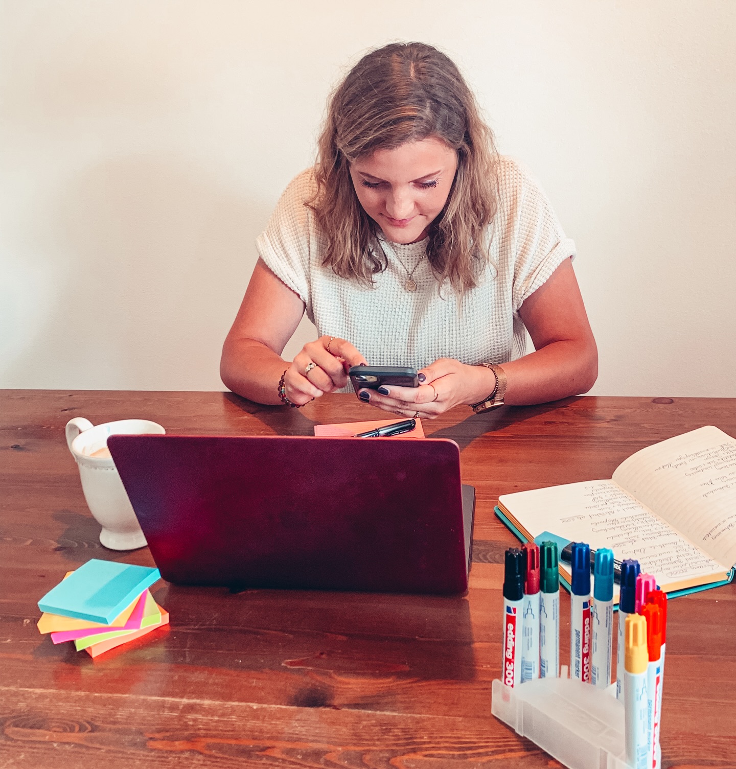 Ich nehme euch heute mal mit in einen ganz zentralen Teil meiner Arbeit. 🤍
Bevor irgendetwas online geht, sprechen wir nicht nur über was kommuniziert wird –
sondern vor allem über das wie und warum.
Welche Botschaft soll ankommen?
Was wollen wir erreichen?
Welche Fragen könnten entstehen – auch welche kritischen Nachfragen könnten kommen?
Genau hier beginnt gute Social-Media-Kommunikation heute:
Themen vorab analysieren, Perspektiven mitdenken, Antworten vorbereiten.
Textbausteine entwickeln, Tonalität festlegen, Haltung klar definieren.
Nicht reagieren, wenn es brennt – sondern vorbereitet sein.
Denn Social Media heißt nicht nur posten.
Es heißt einordnen, erklären, abholen und Verantwortung übernehmen.
#socialmediamanagement #krisenmanagement #jarkaluther