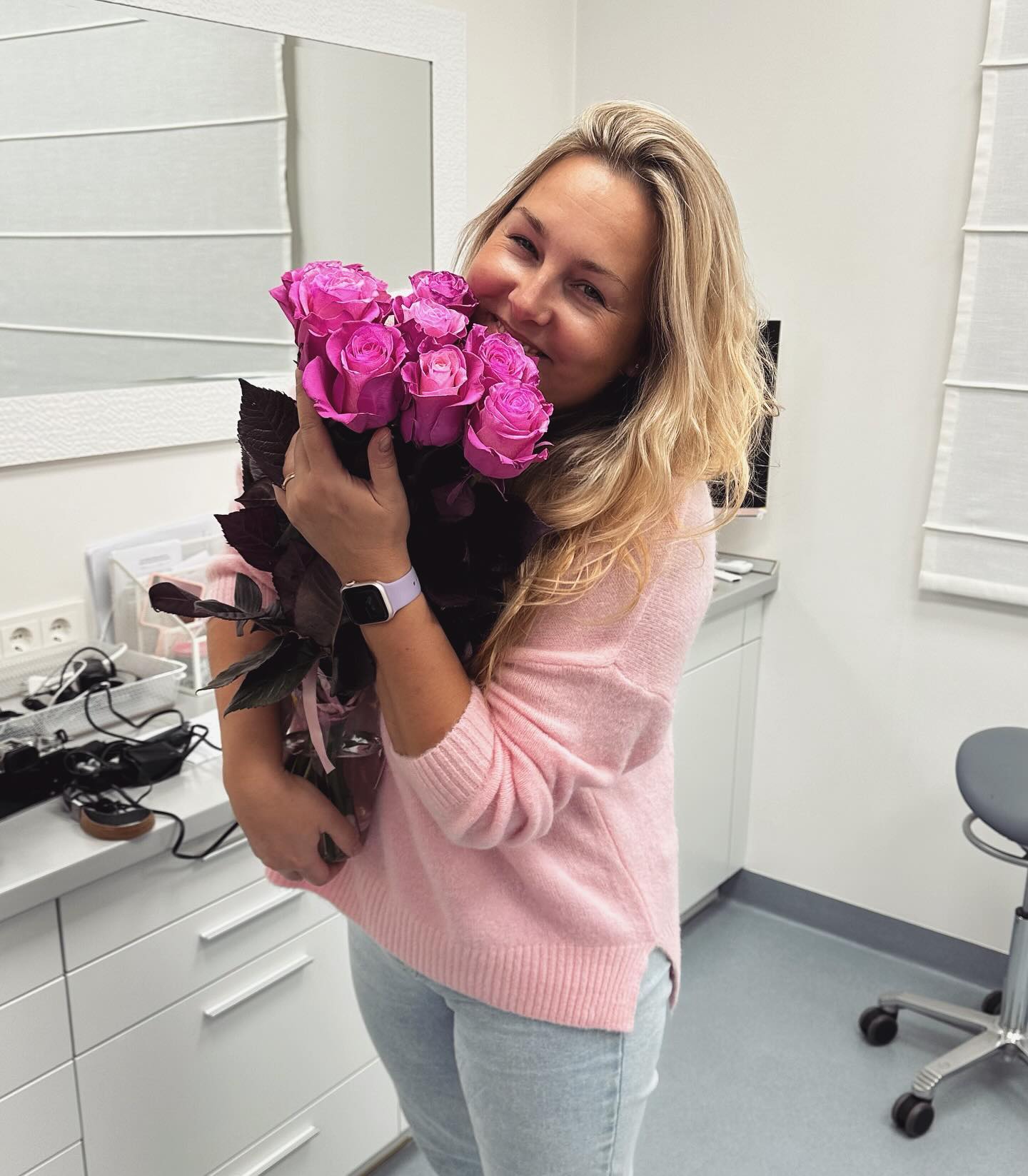 Noriu kad ši foto su nuostabiomis gėlėmis butų čia, mūsų akvarelės albume. Gėles - džiaugsmo nešėjos. Man tai reiškia , kad žmogus, atnešė gėlių, atnešė džiaugsmą! Jei taip nutiko, vadinasi ir tas žmogus džiaugiasi ir dalinasi tuo! Tai yra prasmė 💗
Ačiū! Ačiū už tai ir dar daugiau!
Ačiū visai komandai , už galimybę džiuginti mūsų pacientus 🥰