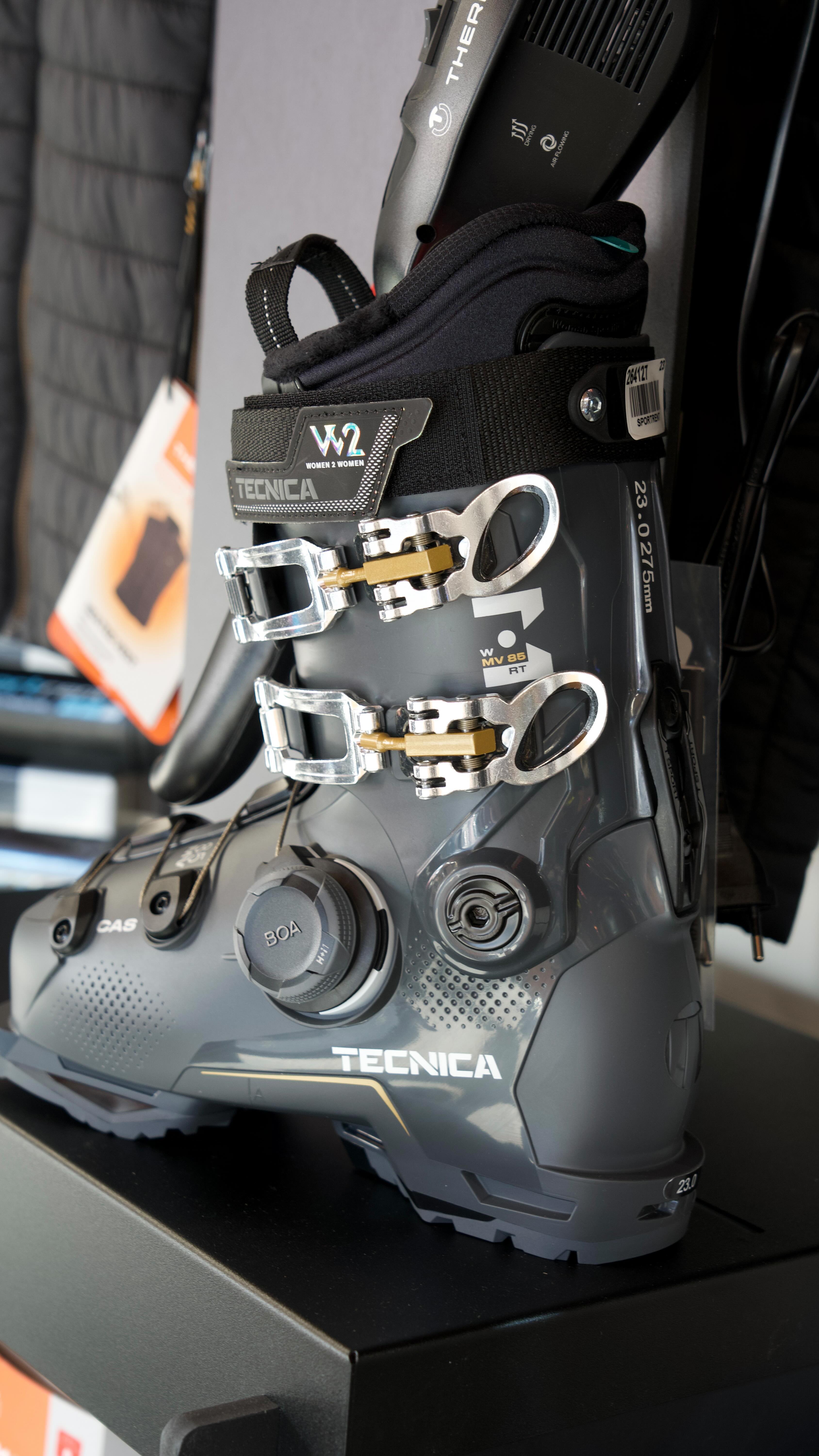 🎿 Nouvelles chaussures BOA disponibles en magasin !
Confort, précision et simplicité : découvrez notre sélection de chaussures équipées du système BOA.
Plusieurs marques et modèles sont disponibles pour trouver chaussure à votre pied et profiter pleinement de chaque descente.
Serrage précis, ajustement rapide et maintien optimal pour skier toute la journée dans les meilleures conditions.
Passez en magasin, essayez, comparez… et trouvez la paire faite pour vous.