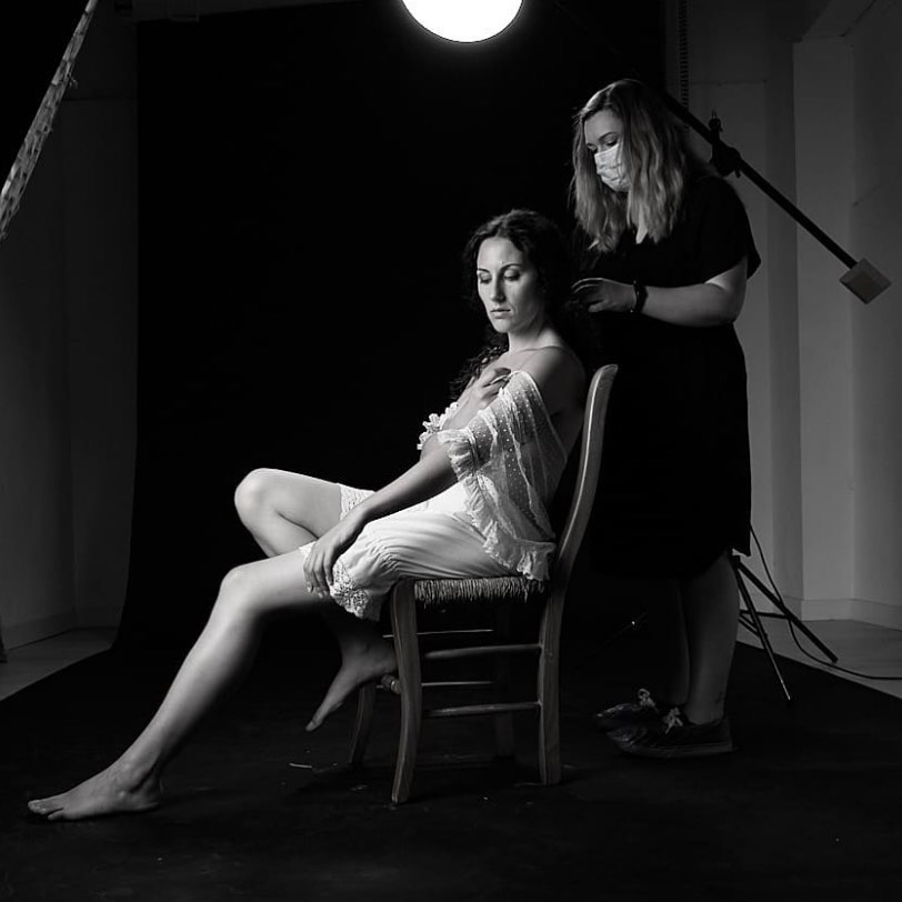 Trabajar con @alemanyrebeca es otro rollo!!! Gracias por contar conmigo 🥰🥰🥰 y si las fotos las hace @nacho.sweet ya el combo es perfecto! Aquí mini retoque para que todo este en su lugar 😉 #sesiondefotos #makeupartist #makeup #hairstyle #blancoynegrofotografia #shooting #maquillajeprofesional