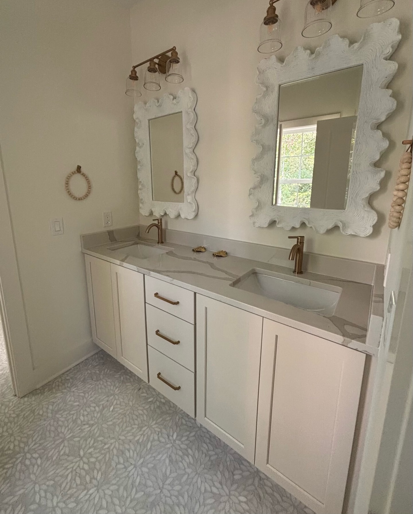 The sweetest little girls bath. A delicate marble floral mosaic underfoot, soft neutrals throughout, and details chosen for longevity, not trends. Proof that timeless can still feel magical. Thank you, @oldworldcustomhomes! #OldWorldCustomHomes #FlooringDesign #MarbleMosaic #SimplyQuartered