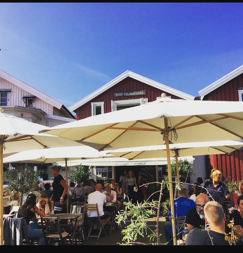 EXTRAÖPPET! Smögen bjuder på otroligt väder och vi kör öppet för lunch alla dagar denna veckan samt för middag fredag + lördag🌞 Välkomna hälsar personalen på Roys Delikatesser🍤🍻