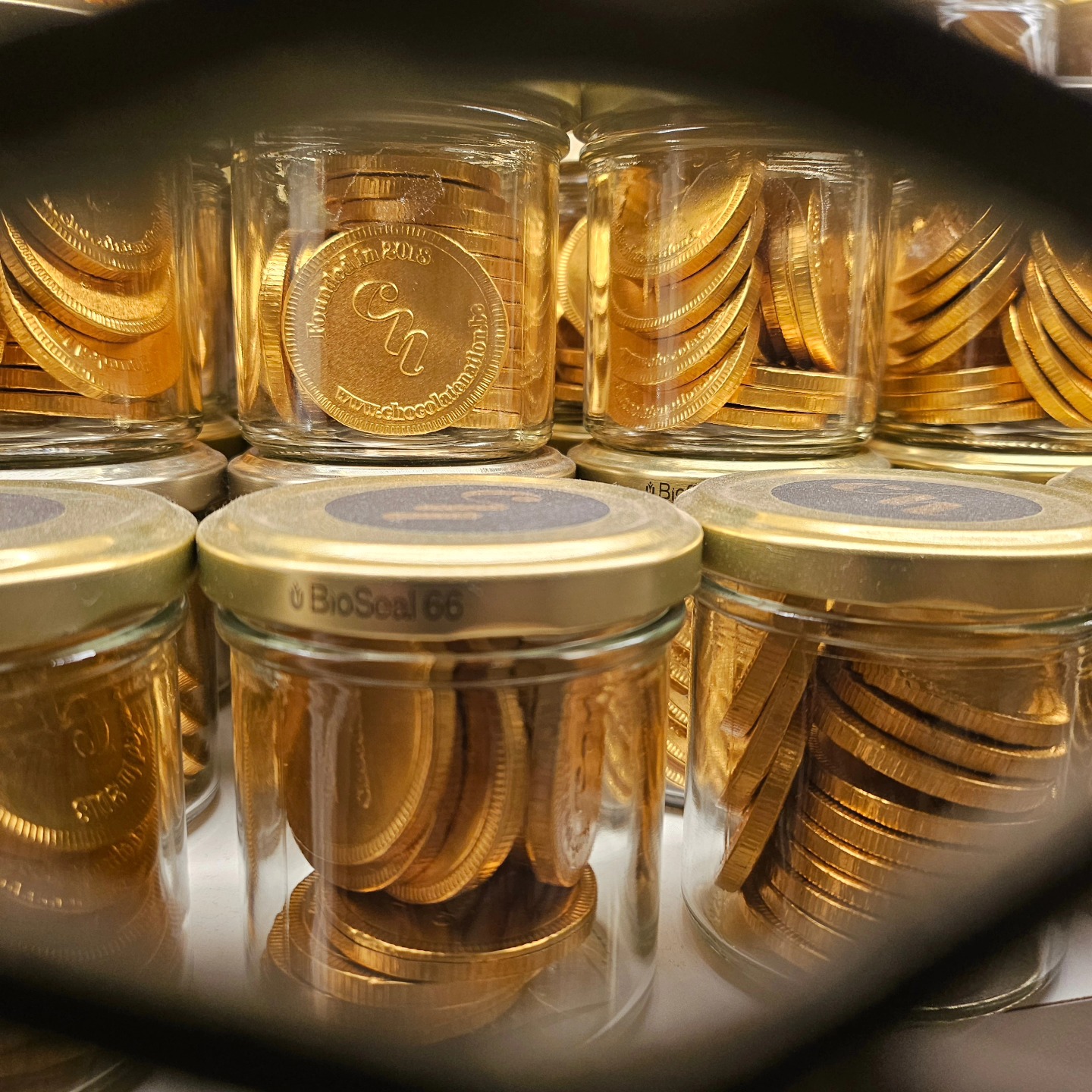 Spontaneous photo of chocolate coins
Love the depth in this pic
.
.
Stay happy, eat Belgian Chocolate @chocolatenationbe
#chocolate #mobilephotography #photo #belgium #antwerp