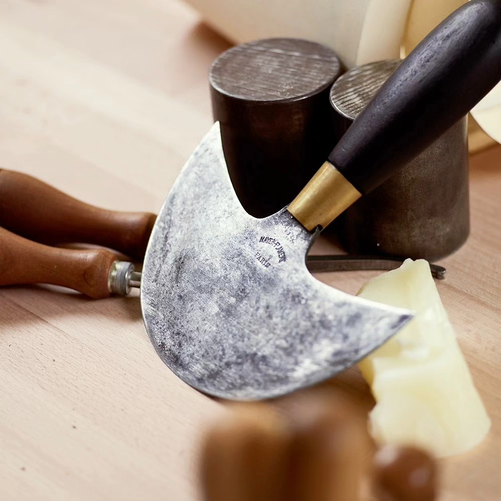 Le savoir-faire ⚒️
#prouesbydavidhanna #savoirfaire #artisan #outils #savoirfairefrancais #tools #cuir #mof #hautemaroquinerie #passion #savoirfaireartisanal
#meilleurouvrierdefrance