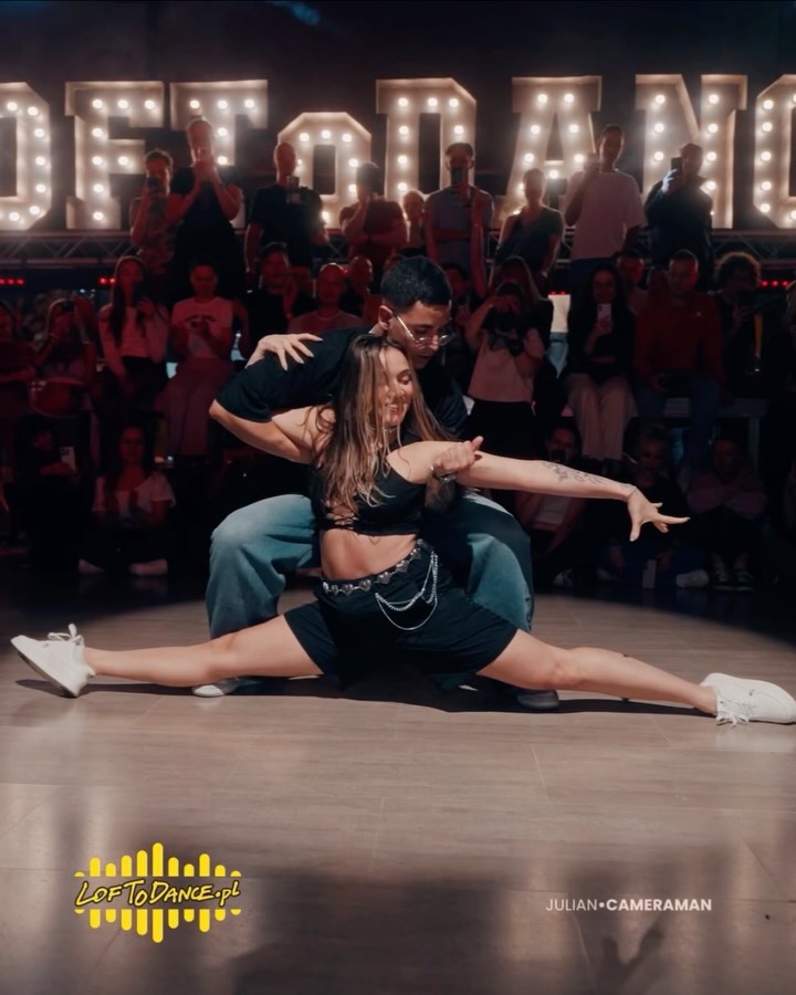 🇵🇱 GIOVANA Y RAFAEL 🇵🇱
That was the last demo of this amazing weekend we had in Krakow at @loftodance 🩷 We shared this weekend with very special artists and it was really special to see everybody so interested in different styles and vibes that our beloved bachata can bring. Thank you so much! See you soon, Krakow!
LEARN OUR WAY OF FUSION HERE ⤵️
www.giovanayrafael.com
🎶 Bachata Loca (Canción X) - @alessioshama @charlesluisofficial
📹 @julian.cameraman
#bachatafusion #bachazouk #bachata #dancebachata #bachatadance