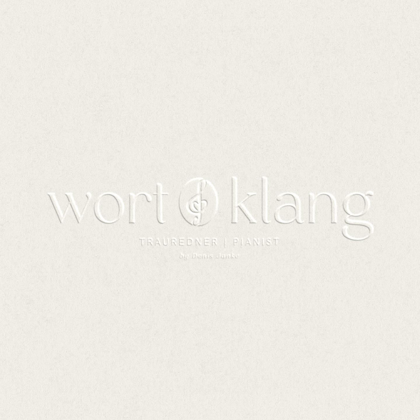 •new project is online •
Logodesign für meinen liebsten freien Trauredner und Pianist @denisjanke - Das Logo spiegelt nicht nur die romantischen Hochzeiten wider, auch die Bewegung der Stimme wird durch die Rundungen verdeutlich. Zudem erinnern die Tropfenserifen an die Musiknoten 🎼 !
__________________________________
Wie findet ihr das Logo? ☺️🤍
#soulfulbranding #soulful #vectorliebe #designerin #grafikerin #webseite #holisticbranding #webseitengestaltung #branding #oldenburg #bremen #mediengestalter #grafiker #vector #hamburg #logo #logodesign #logodesigner