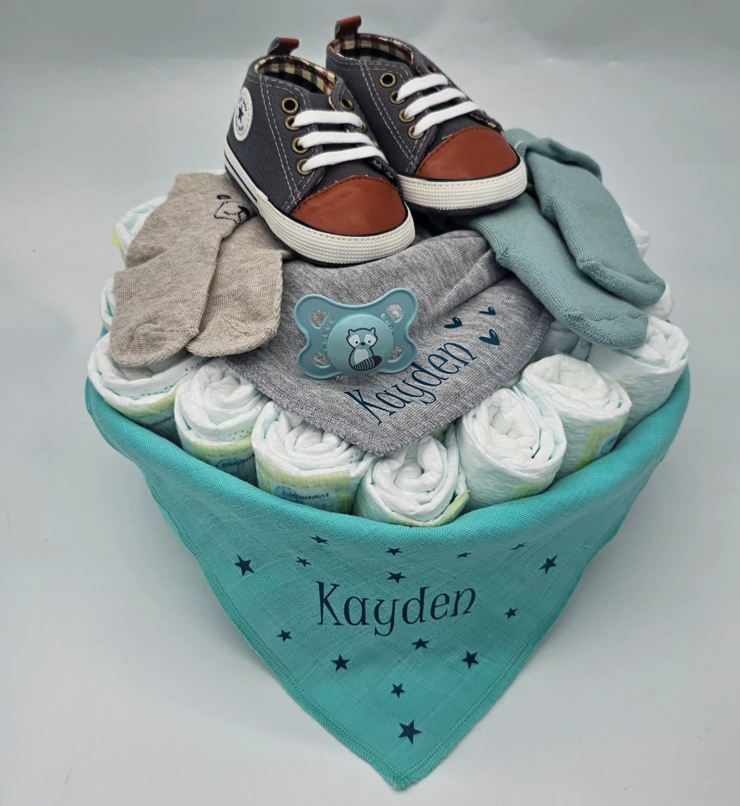 Eine tolle Windeltorte für Kayden🩶🩵
#selinasbabygeschenke #mettendorf #thurgau #frauenfeld #windeltorte #pampers #nuschi #personalisiert #pippi #dreieckstuch #name #schuhe #socken #nuggi #waschbär #sterne #herzli #geschenk #zur #geburt