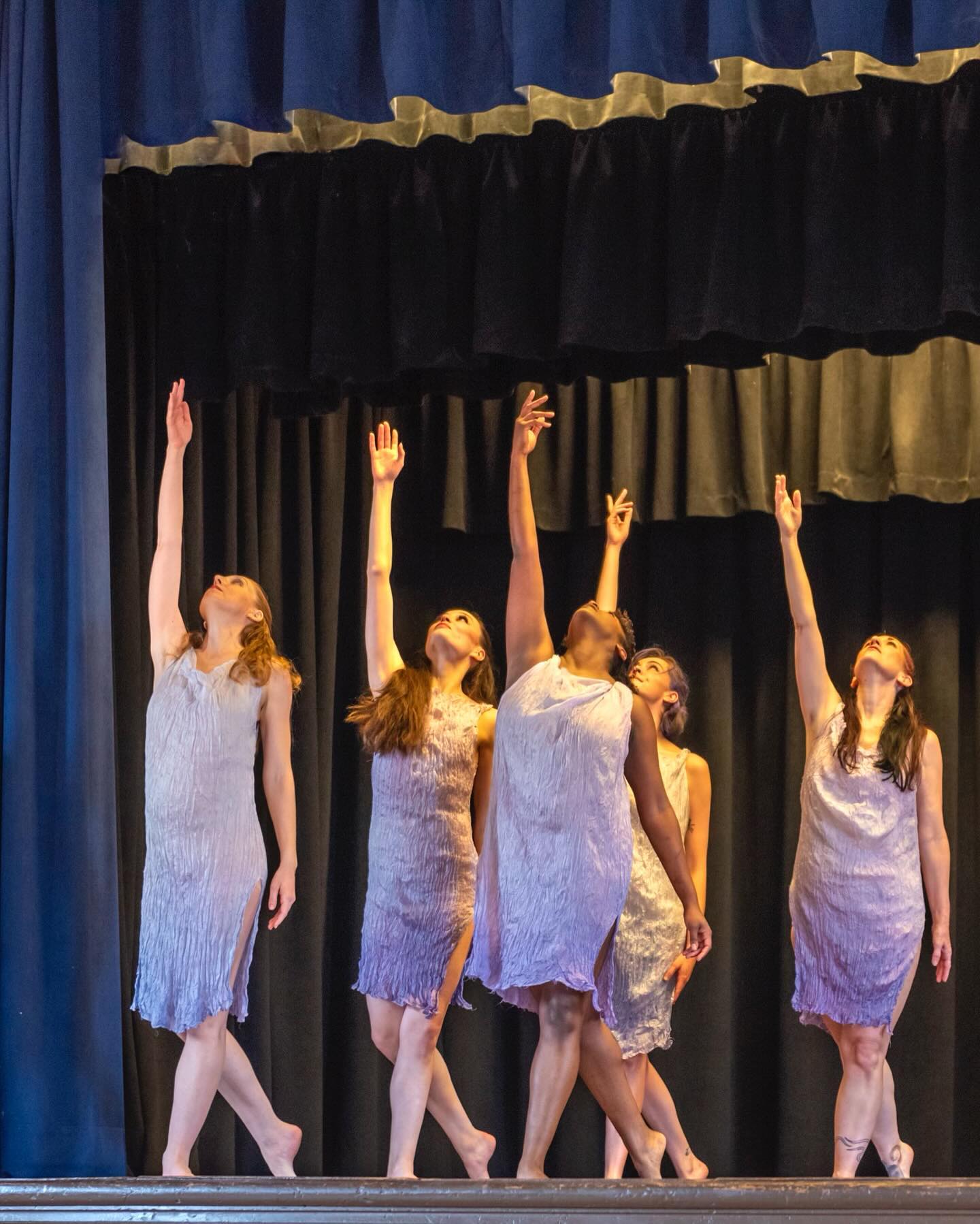 We had a beautiful performance of Wild Beauty: Dances of Myth and Archetype with a full audience, live music, and healing dance. Can’t wait to do it again!!
Here’s a photo from ERIS, choreographed by Courtney Ramm.
Hold on to the light!! ☀️
Photo credit @hadleygus_fineartphoto
.
.
.
.
.
#moderndance #bayareadance #dancecompany #isadoraduncan #bayareadancers #rammdance #classicaldance #moderndancecompany #berkeley #bayareaartists