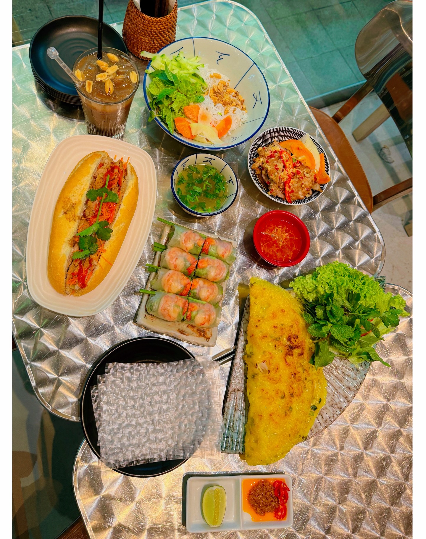 Tình yêu có thể cách trở, chứ bàn đồ ăn này là phải ở trong bụng em! 🥢😋
Love can wait, but this feast definitely cannot! 🥢😋
See you at Saigon King!
#singaporefood #sgfoodie #sgeats #sgfood #sgfoodstagram