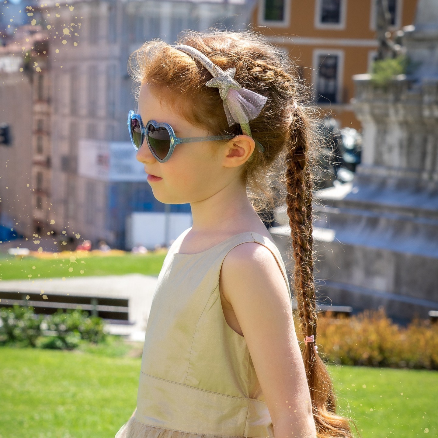 Hoje a Noa faz 11 anos.
E eu faço 11 anos de mãe.
A Noa chegou e ensinou-me um amor que transforma. Um amor que amplia, desafia e aprofunda. Desde o primeiro dia, fez-me crescer.
Tem uma alma bonita e sensível.
É artista por natureza: pinta, canta e dança como quem fala a língua do coração. A criatividade é o seu lugar seguro, e o corpo, o seu modo de expressão.
Ser tua mãe é um privilégio imenso.
Aprendo contigo todos os dias a ser mais presente, mais verdadeira, mais inteira. Aprendo sobre serenidade e sobre lutar quando necessário. Crescemos juntas... tu a tornares-te quem és, eu a tornar-me a mãe que este amor pede.
Que nunca te falte espaço para criar,
confiança para sentir e amor para seres, sempre, tu.
Parabéns, meu amor.
Obrigada por me escolheres como mãe.
Lisa ❤️
📸 @fotografia.by.miguel.soares / 2020 🙏🏻