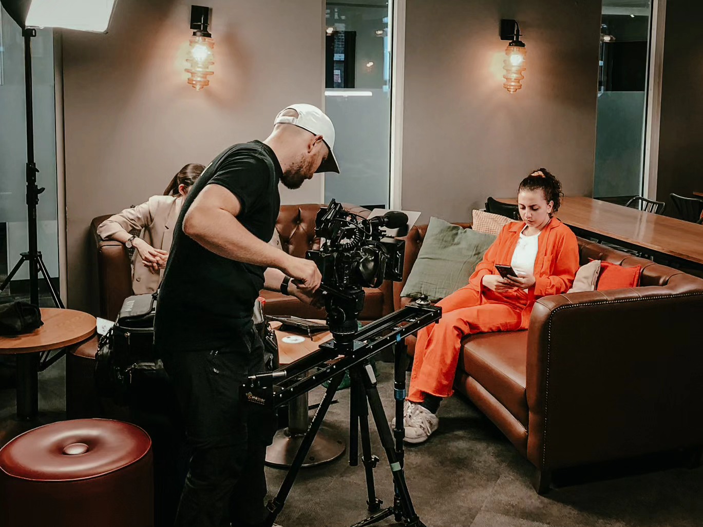 In the zone 😎
Great few days shooting down in London for an upcoming campaign, shooting with the @sonyprofilmmaking FX6, @kesslercrane Cineslider and @aputure.lighting Nova P300c
Agency: @educationcubedltd
Producer: Ben Farquharson
DoP: @jordanleevideo
AC (and BTS photographer): @1saac_films
#agency #dop #highereducation #cameraoperator #freelancer #sonyfx6 #sonyshooter