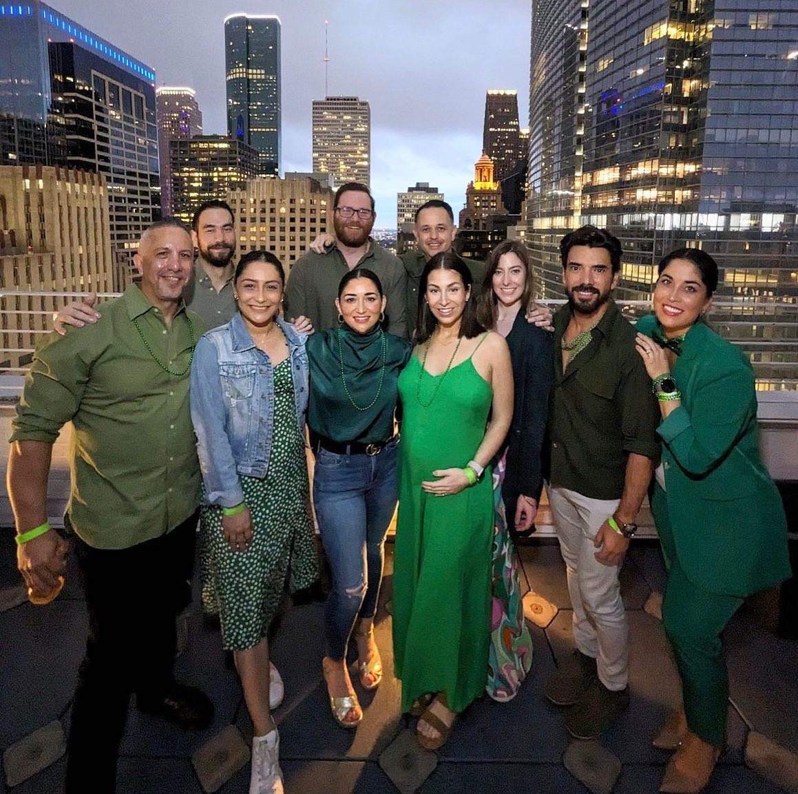 🍀 bring your entourage 🍀
Sunday Sunsets 🌇 @myviprooftop