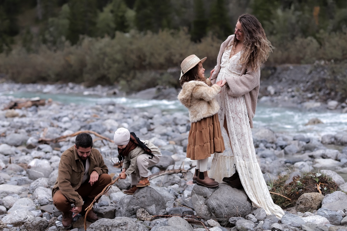 #motherhood #motherhoodunplugged #familytime #naturelovers #adventures #boho #familienfotografin #söll #wilderkaiser #tirol
@lisawagnerfotografie @alexelainephoto @alexelaine.education
@jaegeralpe
@goldenhourgowns @adele_mut_ @min.deern_ @fraeuleinrapunzel @jaiona_clothes
@rici.mayr