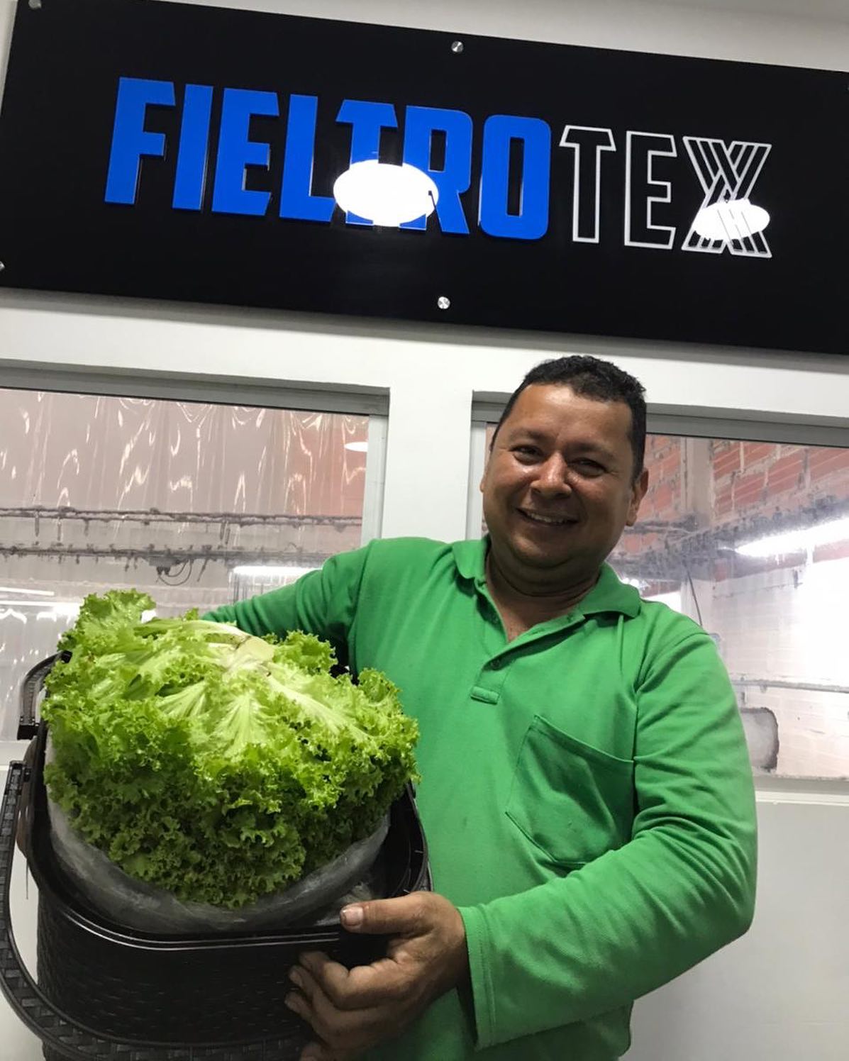 Nos encanta ver la sonrisa de nuestros colaboradores al recibir su canasta de hortalizas de nuestra #huertapartatodos
#proyectointerno #communidadempresarial #huertaempresarial #fieltrotex #fieltroscolombia #hortalizas