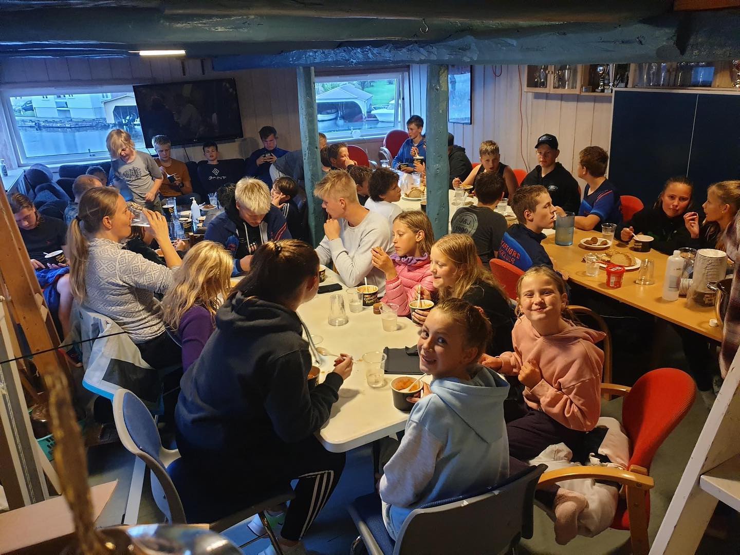 Sesongavslutning med fullt hus på klubben. 44 startende på årets siste Grisen-løp, der 21 var under 12 år. Det lover bra for fremtiden 💪🏼 Etter løpet var det endelig klart for kveldsmat og kaos på loftet. Foto: @instasvein #padling #kajakk #flekkefjordkajakklubb