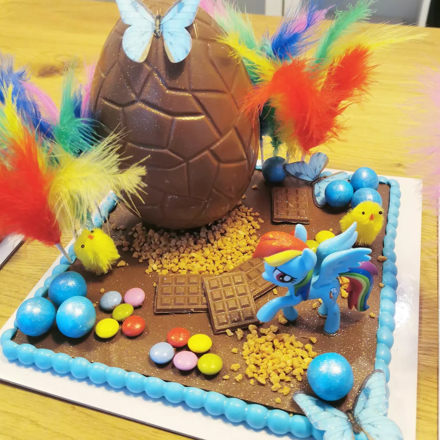 Seguimos con nuestras Monas de Pascua. Últimos días para encargarlas.
#monadepascua #monadepasqua #monadepascuasitges #monasdepascuaSarrià #oudexocolata #huevosdechocolate #pascua #pasqua #chocolate #xocolata #rainbow #rainbowdust #rainbowpony