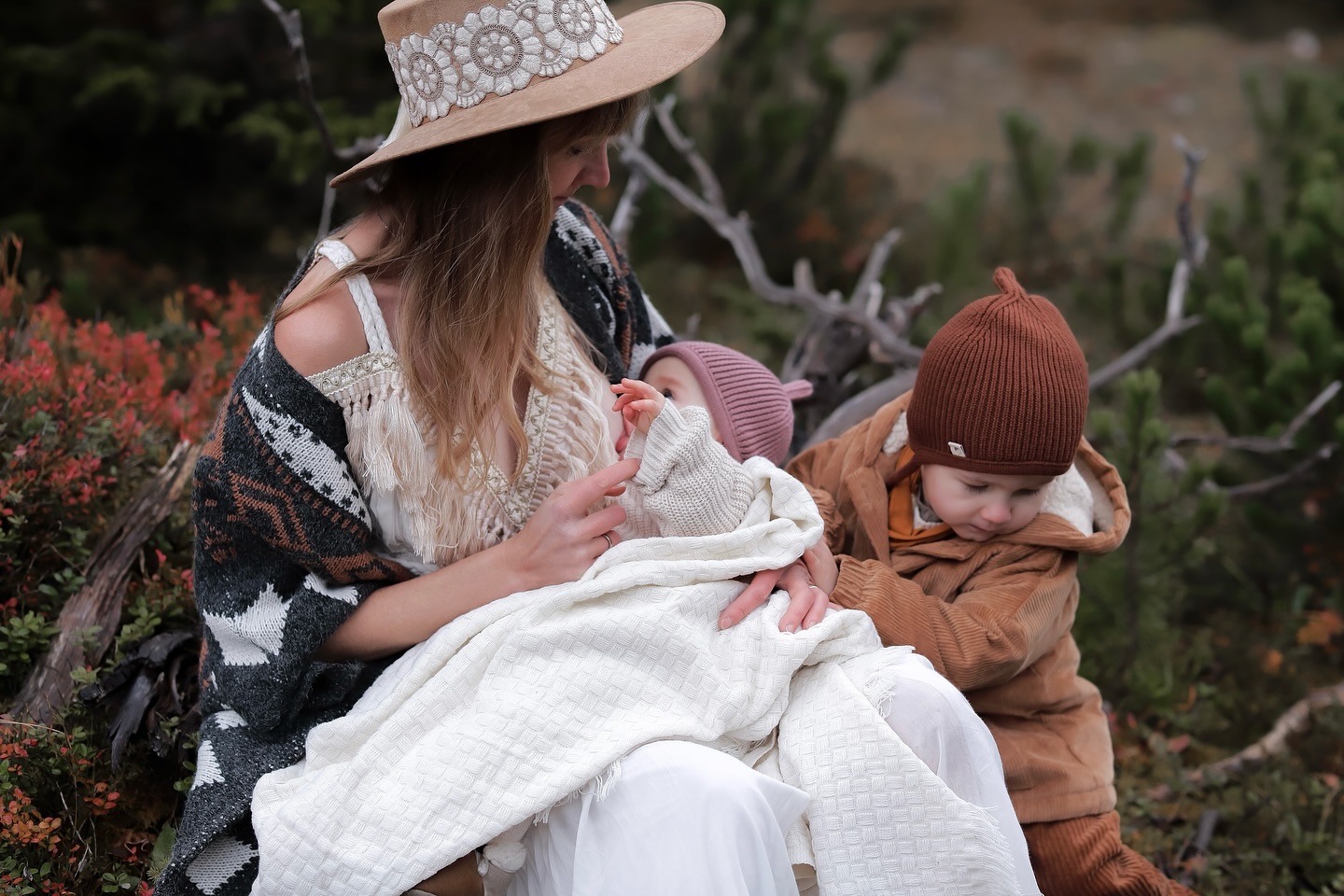 #motherhood #motherhoodunplugged #familiytime #autumn #nature #bohoviebes #soulful_moments #familienfotografie #söll #wilderkaiser #tirol
@lisawagnerfotografie @alexelainephoto @alexelaine.education
@jaegeralpe
@goldenhourgowns @jaiona_clothes @adele_mut_ @min.deern_ @fraeuleinrapunzel @serenahats
@antoniawerzfotografie