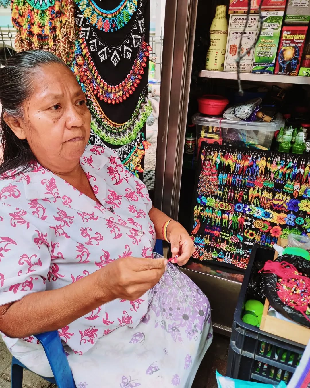 Maria ❤ She is one of the indigenous women in charge of making these beautiful designs❤.
🌈 She is a quiet woman, very good person, hard worker❤ she has her business in the center of Medellín and part of the jewelry that you wear🥳🥰🦜 are from her creativity🌌, her knowledge of our mother earth🌏 that reflects it in her 100% handmade designs.☀️🌈