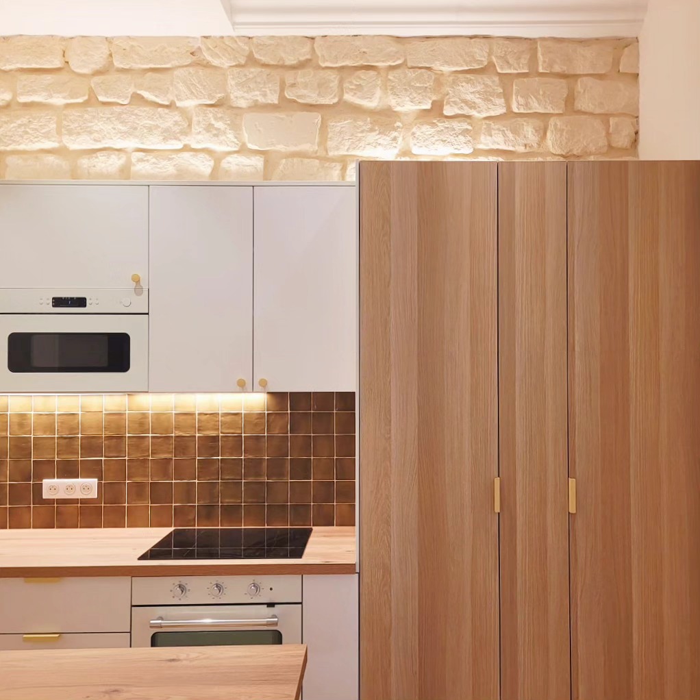 Projet Lamarck
Jeux de lumière pour la mise en valeur de la crédence en zellige olive et des pierres de tailles .