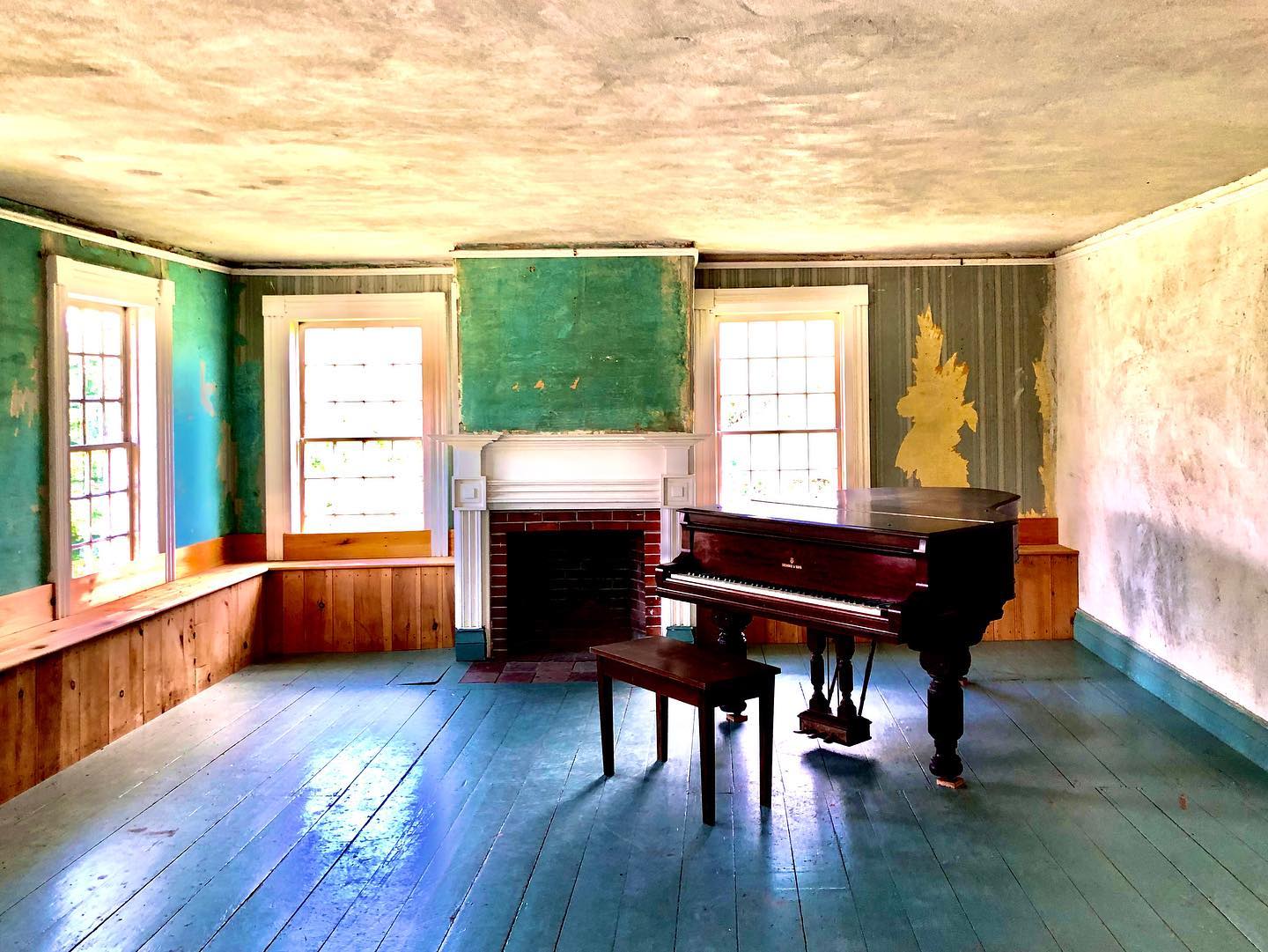 Another piano in an abandoned building. #historicnewengland #historichouse #historicpreservation #abandonedplaces #history #architecture #fire #fireplace #vermont #piano #nofilter #kentscornerstatehistoricsite