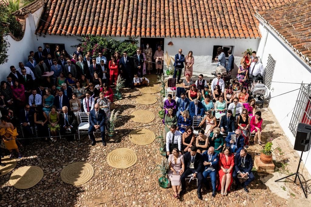 Cuando me decís, queremos casarnos aquí, celebrar la boda desde el principio hasta el final.
Depositáis vuestra confianza en mí y vemos las distintas opciones para ubicar cada instante de vuestra boda. Lo disfruto casi tanto como vosotros 🤍
Margary&Fernando💍
Lugar: @santa_catalina_events.
Catering: @guadalquivircatering.
Flores y deco: @omicronbodas. @karmenarreglosflorales.
Globos: @globospimpampum
Papelería: @acuarela_duck.
Fotografía:@eme_photo_video.
Muah:@ana_peluqueria_estetica.
Grupo: @loshappybananas.
Pianista de ceremonia: @elehazarus.
Dj:@ecm253.
#fincasbodasextremadura
#bodasfincasantacatalinaeventos
#bodascaceres
#fincasparabodas
#espaciosparaeventos
#casarseenunafinca
#fincasconencanto
#bodasenelcampo