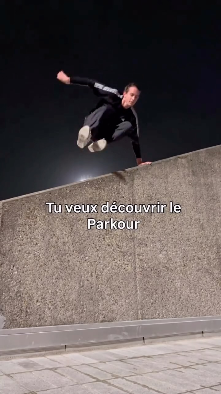 Tu veux découvrir le parkour mais tu penses que ce n’est pas pour toi ?
👉 Erreur classique quand on découvre le parkour :
❌ penser que c’est dangereux
❌ penser qu’on n’a pas les capacités
❌ croire que c’est réservé à une élite
Résultat ?
😬 Peur
🤕 Mauvaise estime de soi
🚫 On passe à côté de quelque chose qui pourrait vraiment nous faire du bien
Tout simplement parce qu’on ne connaît pas les vrais enjeux du parkour.
📉 Beaucoup imaginent que le parkour, c’est sauter loin, haut, fort.
📈 En réalité, c’est surtout apprendre à gérer le mouvement progressivement.
🛡️ Chez Parkour Paris, on applique une règle simple :
🔥 LE PARKOUR EST POUR TOUS 🔥
📌 Concrètement :
✔️ Des mouvements simples
✔️ Des hauteurs adaptées
✔️ Des groupes de niveaux
✔️ Un cadre encadré et sécurisé
✔️ Des coachs diplômés, pratiquant depuis plus de 20 ans
✔️ Chacun avance à son rythme
👥 Aujourd’hui, le parkour se pratique déjà par des adultes, des ados, des enfants et même des seniors.
🎯 Résultat :
✅ Plus de confiance dans les déplacements du quotidien
✅ De meilleures sensations
✅ Moins de peur
✅ Zéro pression
👉 C’est pour ça qu’on propose des cours découverte et des stages accessibles à tous, même (et surtout) si tu débutes.
📍 Infos & inscriptions sur www.parkourparis.fr
#parkour #parkourparis #pkp