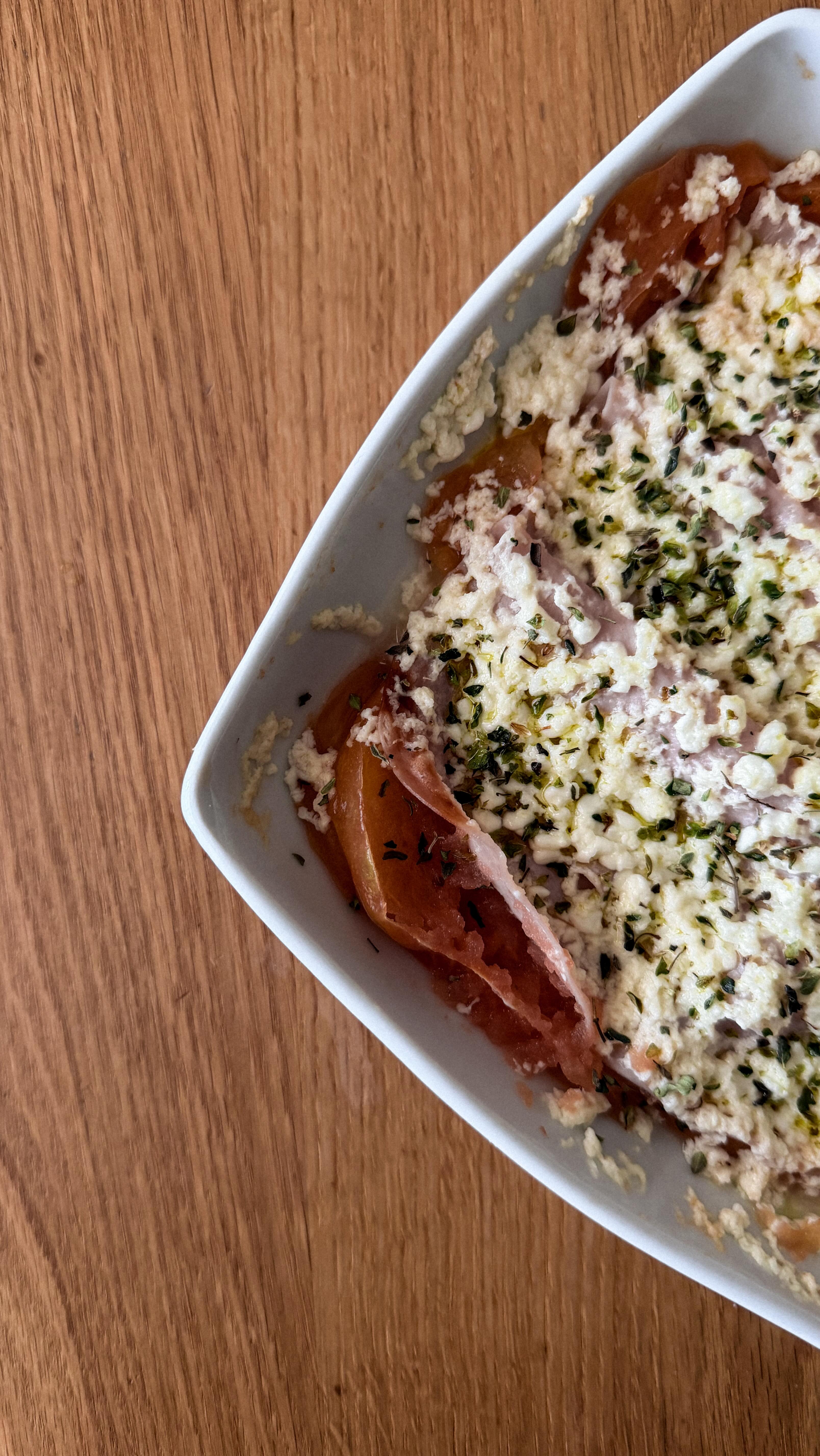 Cuando no hay tiempo, no te compliques🚀
Ingredientes:
- Tomate.
- Cottage.
- Pavo en lonchas.
- AOVE y orégano.
Y ya lo combináis con pan o cualquier carbohidrato en función de vuestra actividad física y objetivos 🫡
Quien me iba a decir a mí que @alexandraherran me iba a enseñar recetas fit 👩🏼🍳🙄