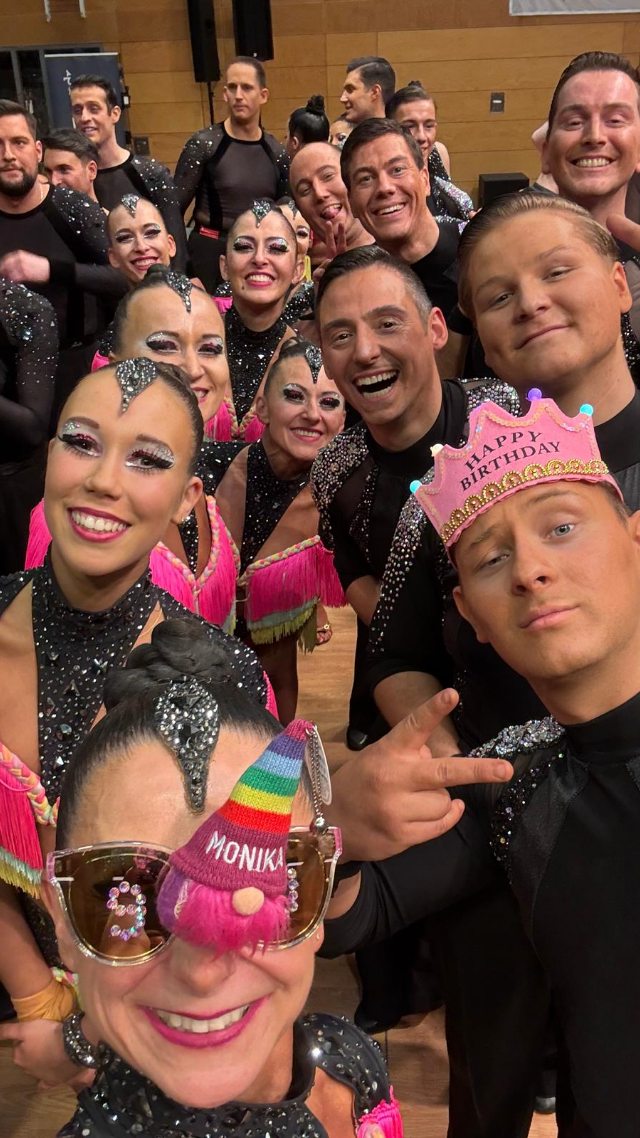 2. Turnier B-Team in Altenburg - von 8 auf 6!💪
Was für ein Tag! Nach einem eher enttäuschenden Auftakt hat unser B-Team hart an den Details gefeilt, die Köpfe nicht hängen lassen und sich belohnt: Platz 6! Das bedeutet eine Steigerung um gleich zwei Plätze im Vergleich zum letzten Mal. 🚀
Die Richtung stimmt, die Motivation ist riesig. Jetzt wird weiter geschwitzt, damit wir in Weissach daran anknüpfen können! 🔥
#bteam #dance #tanzsport #bietigheim #2bundesliga