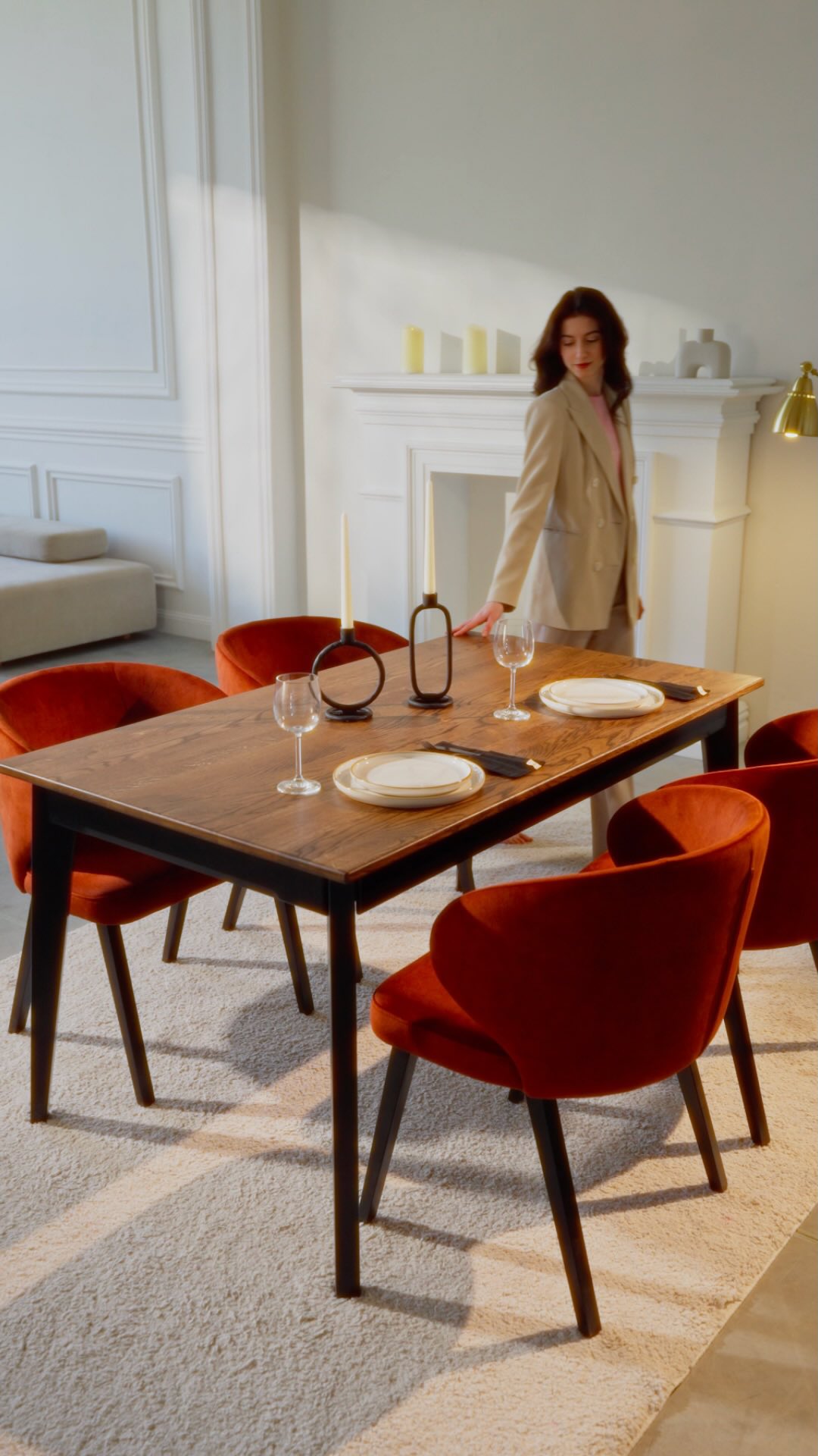 Zestaw, który sprawia, że chcesz zostać przy stole na dłużej ✨
Meble, z których korzystasz na co dzień, powinny być niezawodne, wygodne i dawać prawdziwą przyjemność użytkowania. Taki właśnie jest duet: stół Bayden i krzesła Lounge.
Razem tworzą harmonijną przestrzeń do codziennych chwil, pracy, spotkań i rodzinnych świąt. To zestaw, który wygląda stylowo dziś i pozostaje komfortowy przez lata.
Krzesła Lounge – miękkie siedzisko, wygodne oparcie, spokojna, nowoczesna forma
Stół Bayden – rozkładany, z dodatkową wkładką wewnątrz
Dostępny w trzech wariantach:
✔️ 130–180 × 85 cm
✔️ 150–200 × 85 cm
✔️ 180–230 × 90 cm
📦 Zestaw dostępny od ręki — możesz mieć go od razu
🛠 Gwarancja: 2 lata
Odwiedź nasze salony COZY WOOD w Gdańsku i Łodzi albo skontaktuj się z nami, a pomożemy dobrać idealny zestaw do Twojego domu 🤎