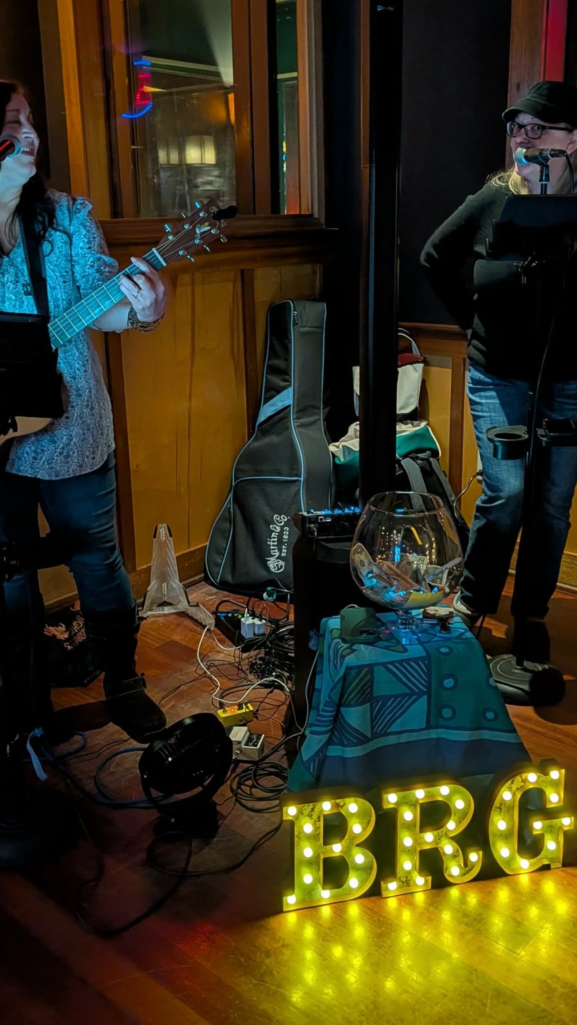 🎤✨ Last gig was a blast. Thanks to Pat for this sweet clip of us singing one of our all-time faves, “Danny’s Song” by Loggins & Messina. #thebarroomgirls #jessiehaynesmusic #dannyssong