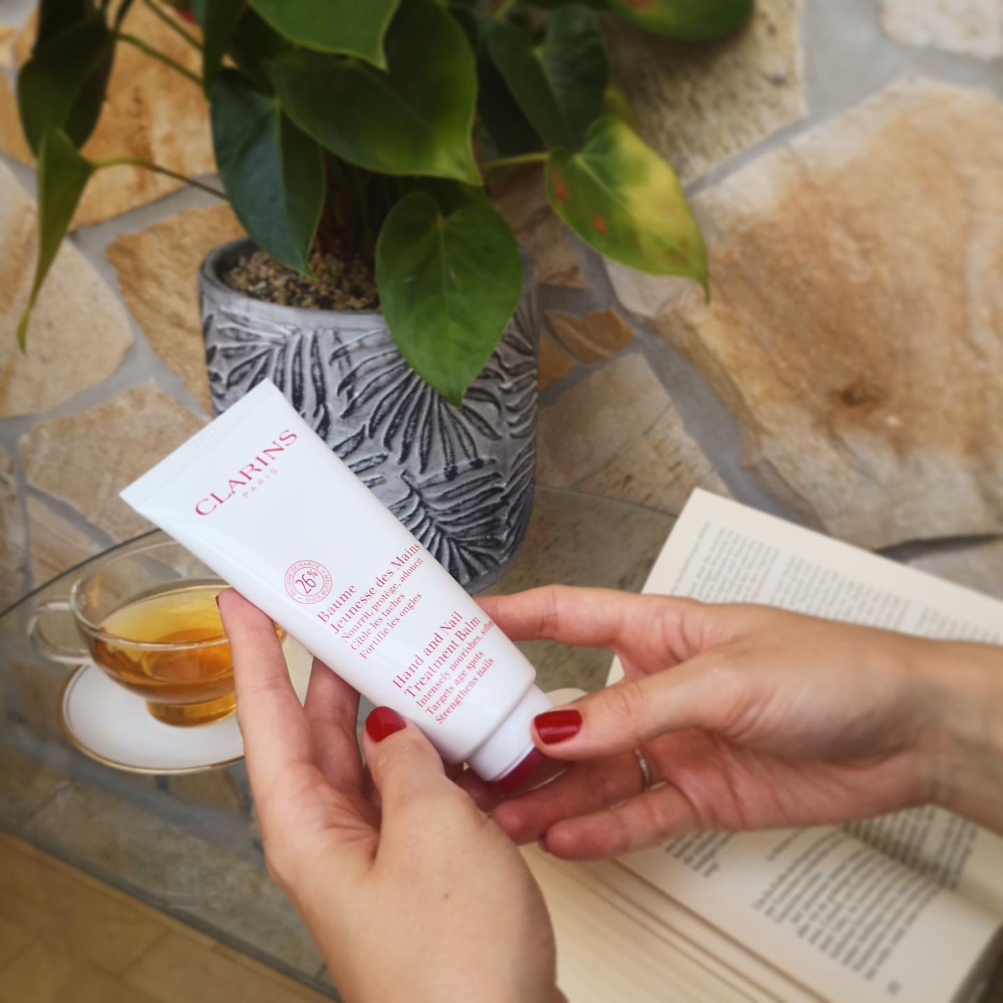 Die Lieblingshandcreme der Queen!👸 Jetzt sichern für 25€ und gratis 30ml Handtaschengröße dazu erhalten - nur für kurze Zeit ❤️
#handcreme #beauty #waghäusel #clarins #queen #cosmetic #karlsruhe #mannheim #heidelberg #wellness #makeup #hand #pflege