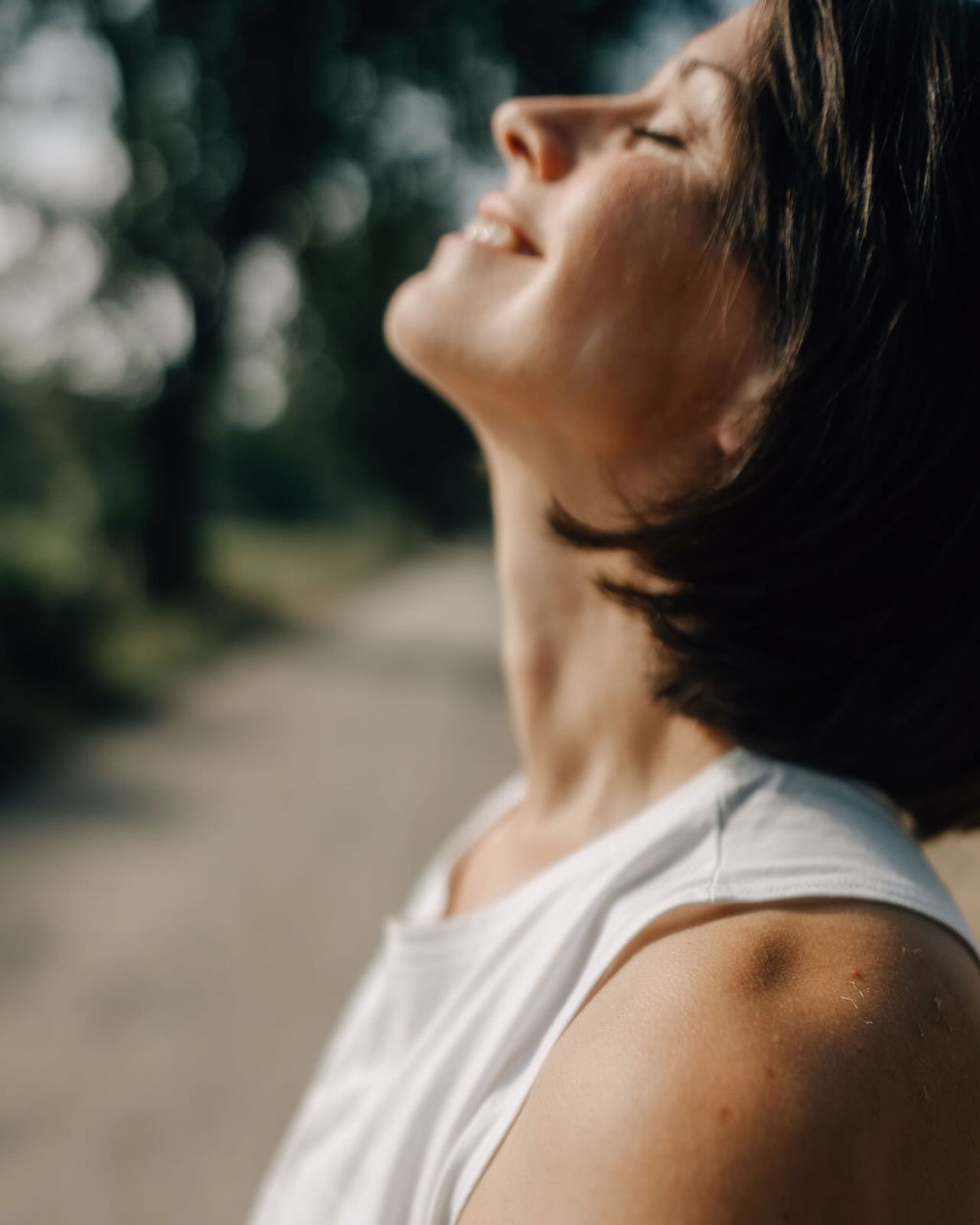 Wie ich mich auf dich freue, du schöner Frühling. Auf all die Möglichkeiten, die du mir schenken wirst. Ich werde die Lebendigkeit zelebrieren und auch das Alleinsein genießen.
📸 @annis.art
#neuewegegehen