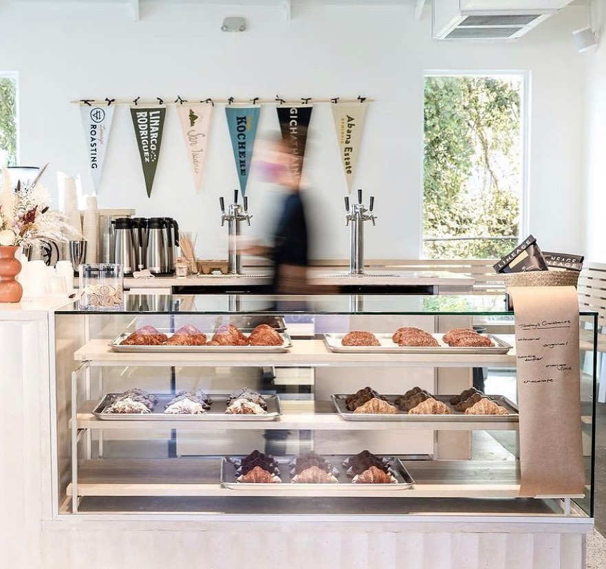 What a sweet, sweet showcase. 🥐
Created for @lineagecoffeeroasting by @cardarch
📸: @dylon
.
.
.
.
#aluminateglass #glassorlando #orlandoflorida #design #commercial #residential #showerdoorsorlando #construction #interiordesign #citybeautiful #decor #orlandoglasswork #glasswork #customglass #floridadesign #letsmaketheObeautiful #igers_orlando