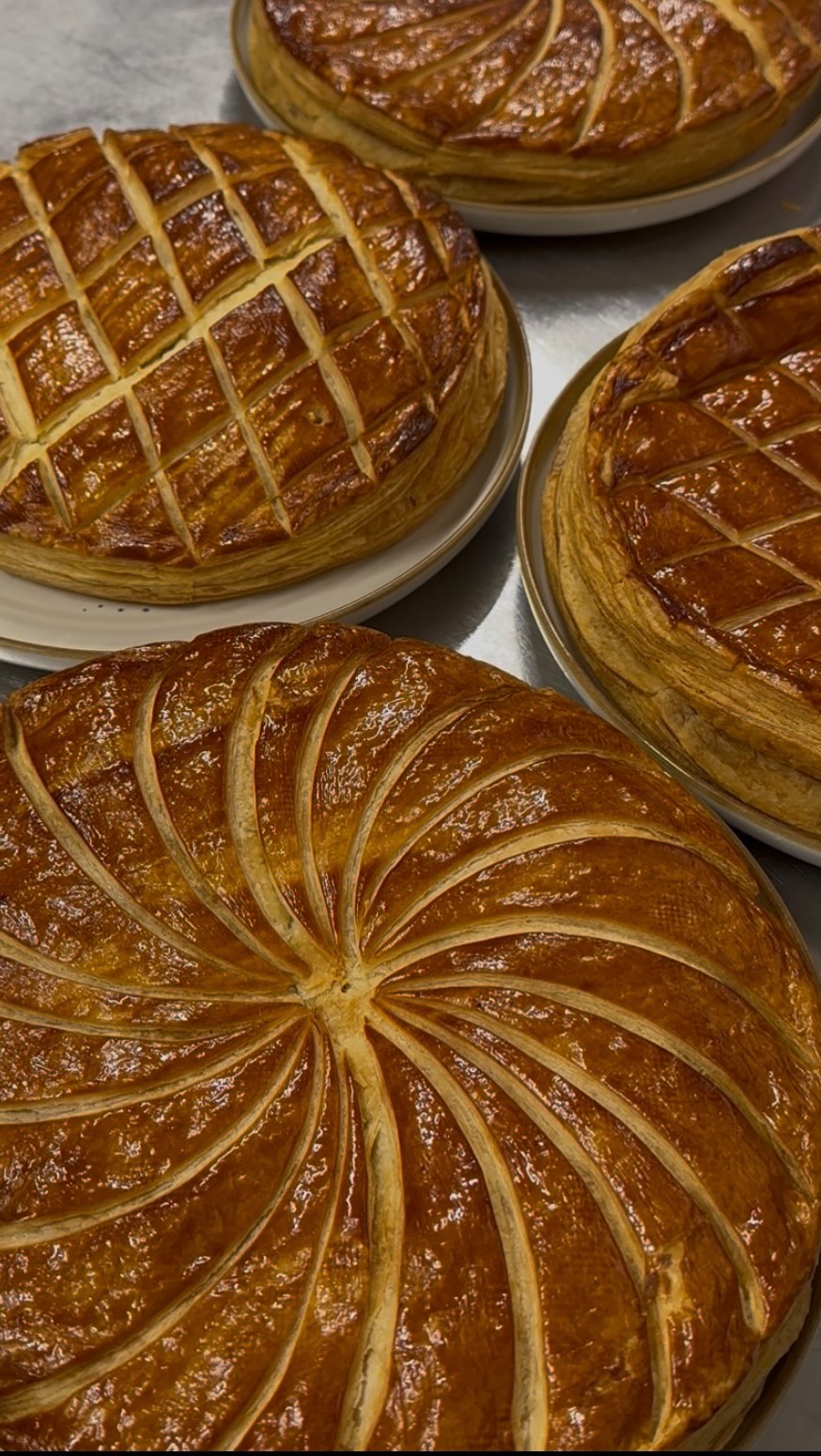 Comme vous le savez, tout a commencé avec une ou plutôt 170 galettes ! 🫓
Alors on ne pouvait pas passer à côté de cette tradition même si la saison des galettes a été courte cette année… une semaine seulement, mais remplie de gourmandises & de queens 👑!
Merci à vous, de nous faire confiance depuis 2019… 🤗
Qui a déjà goûté nos galettes des rois? & qui ne l’a pas encore goûté ? 😛
À très vite pour de nouvelles créations Sweet & Salted ✨
#GaletteDesRois #FaitMaison #TraiteurGastronomique #Bourges #CuisineFrançaise