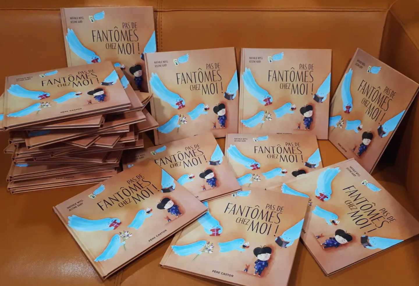 Si vos enfants ont peur des fantômes et aiment les glaces : "Pas de fantômes chez moi !"
Illustré par @justine__gury aux éditions @flammarionjeunesse !
👻🍦👻🍦👻🍦👻🍦👻🍦👻🍦👻🍦👻🍦👻🍦👻
Dédicace le 26 octobre à la @letageyverdon avec @jenay_illustration et @adrienne_barman !
👻🍦👻🍦👻🍦👻🍦👻🍦👻🍦👻🍦👻🍦👻🍦👻
#flammarionjeunesse
#justinegury
#Adrienne barman
#jenay
#fantômes
#glaces
#peur
#litteraturejeunesse
#nouveautésjeunesse
#halloween
#albumjeunesse