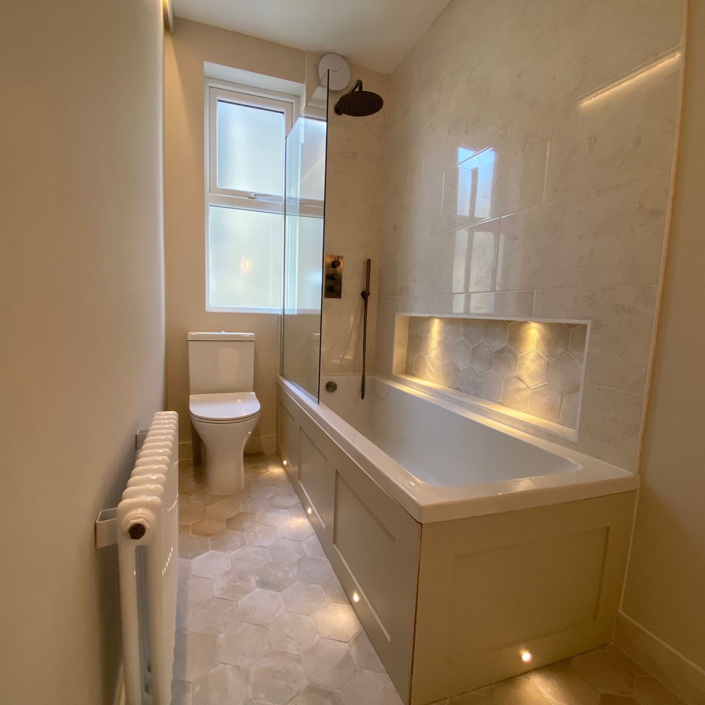 Lighting changing the mood of a bathroom with the flick of a switch.
#stleonardsonsea
#stleonards
#hastingsproperty
#stleonardsproperty
#propertyinvesting
#propertyrenovation #propertydevelopment
#bathroomdesign
#bathroomlighting
#bathroomstyling