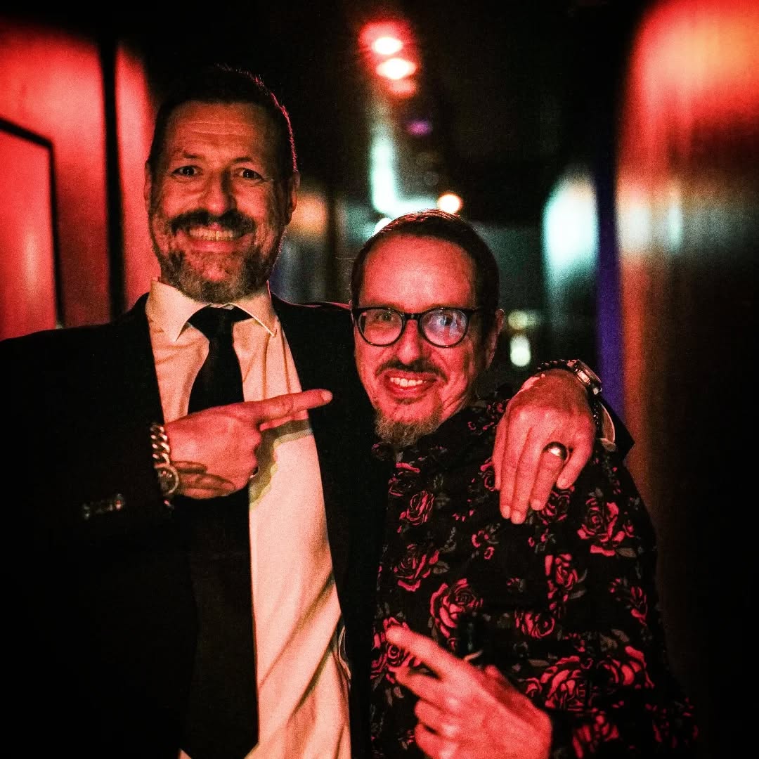 Alex mit Marko Huth, der 7 Tage nach dem Ende seines Restaurants Oskar schon wieder lachen kann. Wir wünschen ihm alles Gute für die nächsten Projekte!
#gastrosilvester #p1club #milchbar #happynewyear #frohesneuesjahr #restaurantoskar @oskar.schwabing @markohuth69 @alex_mister_write