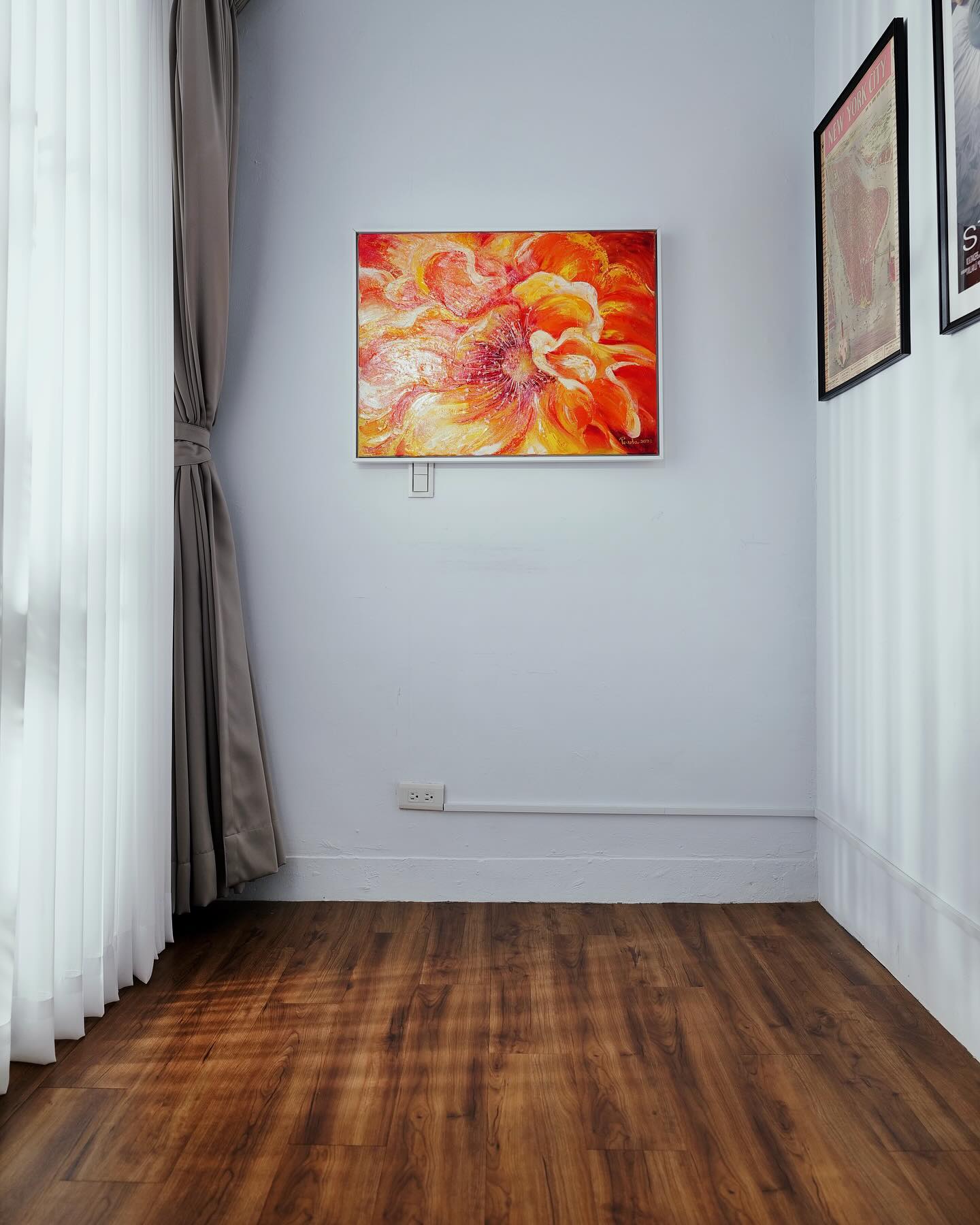 Exploring the captivating beauty of art and nature in the heart of this fiery mudan flower-adorned the studio wall. Painted by our @polahsu1217