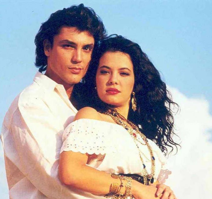 Historia original de Delia Fiallo, versión de su telenovela Peregrina, Kassandra fue una telenovela venezolana producida por RCTV en 1992 que alcanzó un éxito inusitado para la época. Ante el inesperado furor por los culebrones venezolanos en España, la exportación de los dramáticos venezolanos estaba en su mejor momento. Un par de años antes, la telenovela Cristal, otra historia de Fiallo, había paralizado a España con datos de audiencia fantásticos. Así las cosas, parte de la trama tuvo transcurso en el país ibérico, y actores españoles formaron parte eventual del elenco. En Venezuela fue una telenovela de éxito moderado del horario vespertino, sin embargo en el resto del mundo su éxito fue imbatible: en Colombia fue la telenovela extranjera más vista en su año de emisión; mientras que en la antigua Yugoslavia la telenovela traía un poco de paz en medio de una cruenta guerra #kassandra #rctv #telecinco #tve #españa #venezuela🇻🇪 #colombia #coraimatorres #oswaldorios #telenovelas #telenovelasvenezolanas #telenovelasvenezuela