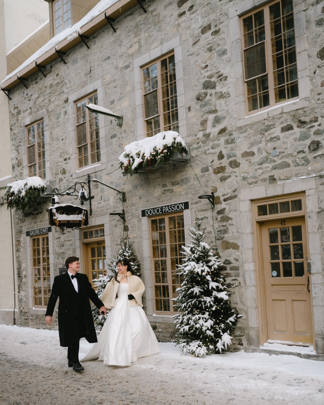 Camille et Aaron,
Un couple qui respire l’élégance, où chaque détail a sa place.
Du voile délicat aux gants de soie pour la soirée, jusqu’à la boutonnière perlée du marié…
Le Vieux-Québec comme témoin, et les glaciers du fleuve Saint-Laurent comme terrain de jeu pour leur hiver magique. Le dernier jour de l’année, le premier jour de leur vie à deux.
_
Camille and Aaron
A couple radiating elegance, where every detail has its place.
From her delicate veil to the silk gloves for the evening, down to the groom’s pearl boutonniere…
With Old Québec as their witness and the glaciers of the St. Lawrence River as their playground for a magical winter day.
The last day of the year, the first day of their life together.
👠🤍🥂✨🌲🧊
Venue + caterer: @blanche.salle.evenements
Photographer: @gabrielledesmarchais
Florist: @saudadestudiofloral
Hair and makeup: @stlaurentaveda
DJ: @dj.snail
Dessert: @emotions_gateaux
#weddingquebec #winterweddingquebeccity #weddingplannerquebec #mariagequebec #fyp
