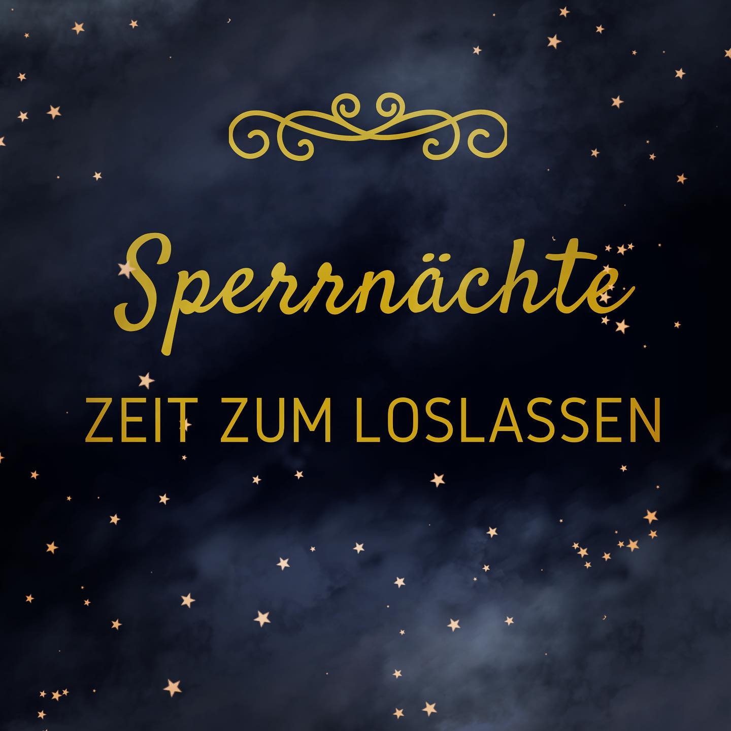 ***
Kennst Du die Sperrnächte?
Die Sperrnächte, die dunkelsten Tage des Jahres, werden auch Dunkelnächte genannt. Da sie die dunkler werdende Zeit vor der Wintersonnenwende darstellen, kann man sie als Gegenstück zu den Rauhnächten sehen. In den meisten Überlieferungen liegen sie zwischen dem 8. und 20. Dezember. Es handelt sich hier also um die 12 Nächte vor der Wintersonnenwende. In dieser Zeit endete die Arbeit und Haus und Hof wurden winterfest gemacht. Alle Gerätschaften und alles was man nicht mehr benötigte wurde “weggesperrt”. Man bereitete sich auf den nun kommenden Winter vor und auf die besondere Zeit zwischen den Jahren. Diese Zeit vor der Wintersonnenwende ist ein mächtiger, energetischer Wendepunkt, mit dem das Licht spirituell betrachtet neu geboren wird. Die Wintersonnenwende symbolisiert, im Anschluss an die Sperrnächte, mit den Raunächten den Anbruch des Neuen. Diese dunklen Tage und Nächte davor eignen sich also besonders gut um Rückschau zu halten und loszulassen. Die Dunkelheit unterstützt uns in die Stille zu gehen, zu reflektieren, Erkenntnisse zu erhalten und alles loszulassen was wir nicht mitnehmen möchten, so schaffen wir Raum für Neues in unserem Leben.
Was hast Du aus diesem Jahr gelernt? Wofür bist Du dankbar? Was möchtest Du loslassen und nicht mitnehmen in dein neues Jahr?
#sperrnächte #dunkelnächte #rauhnächte #loslassen #rückblick #jahresrückblick #reflektion #rituale #wintersonnenwende #yogabar #yogabarbochum #yogainbochum